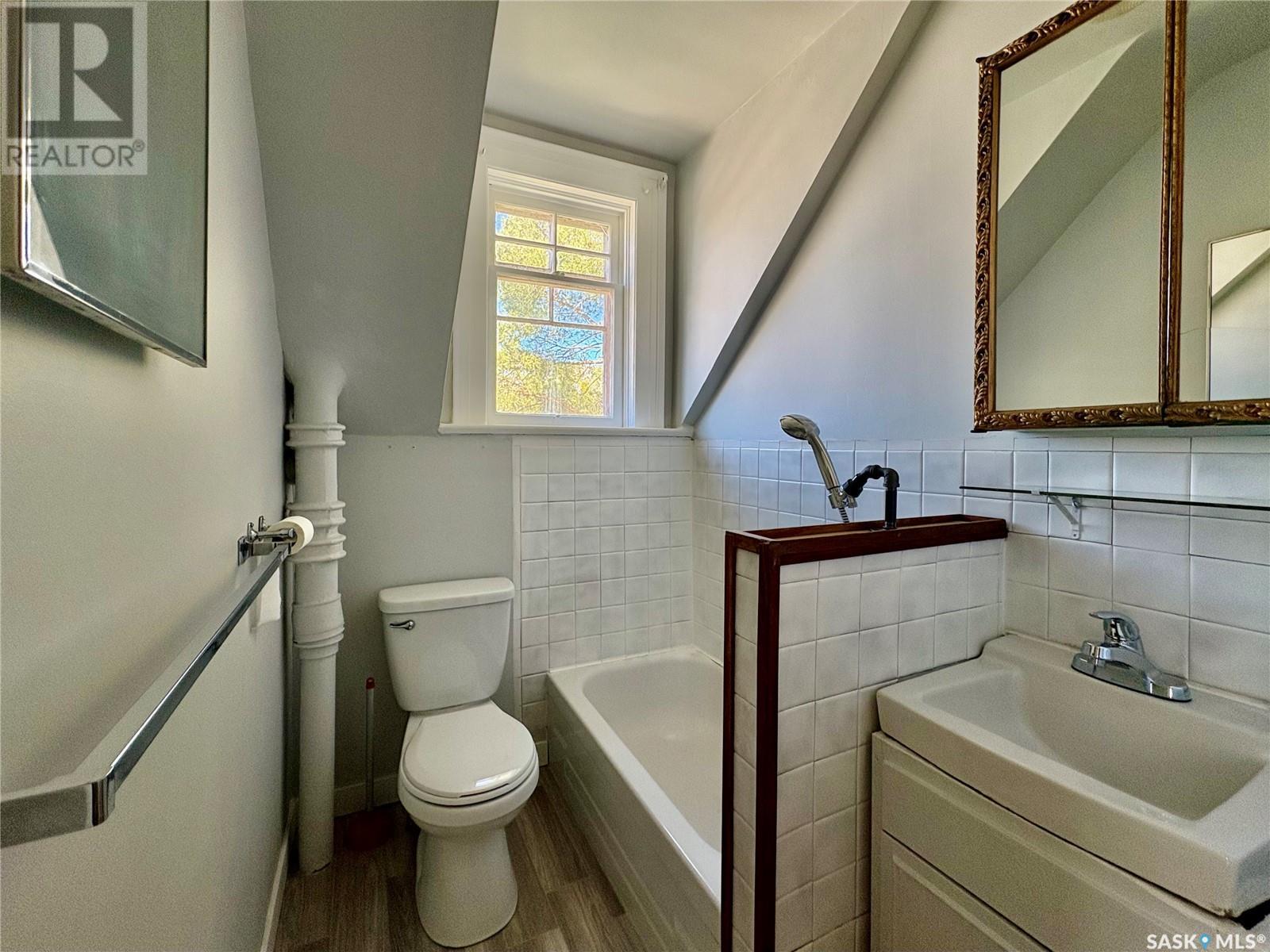 Photo 15 of 215 Ominica Street W, Moose Jaw SK