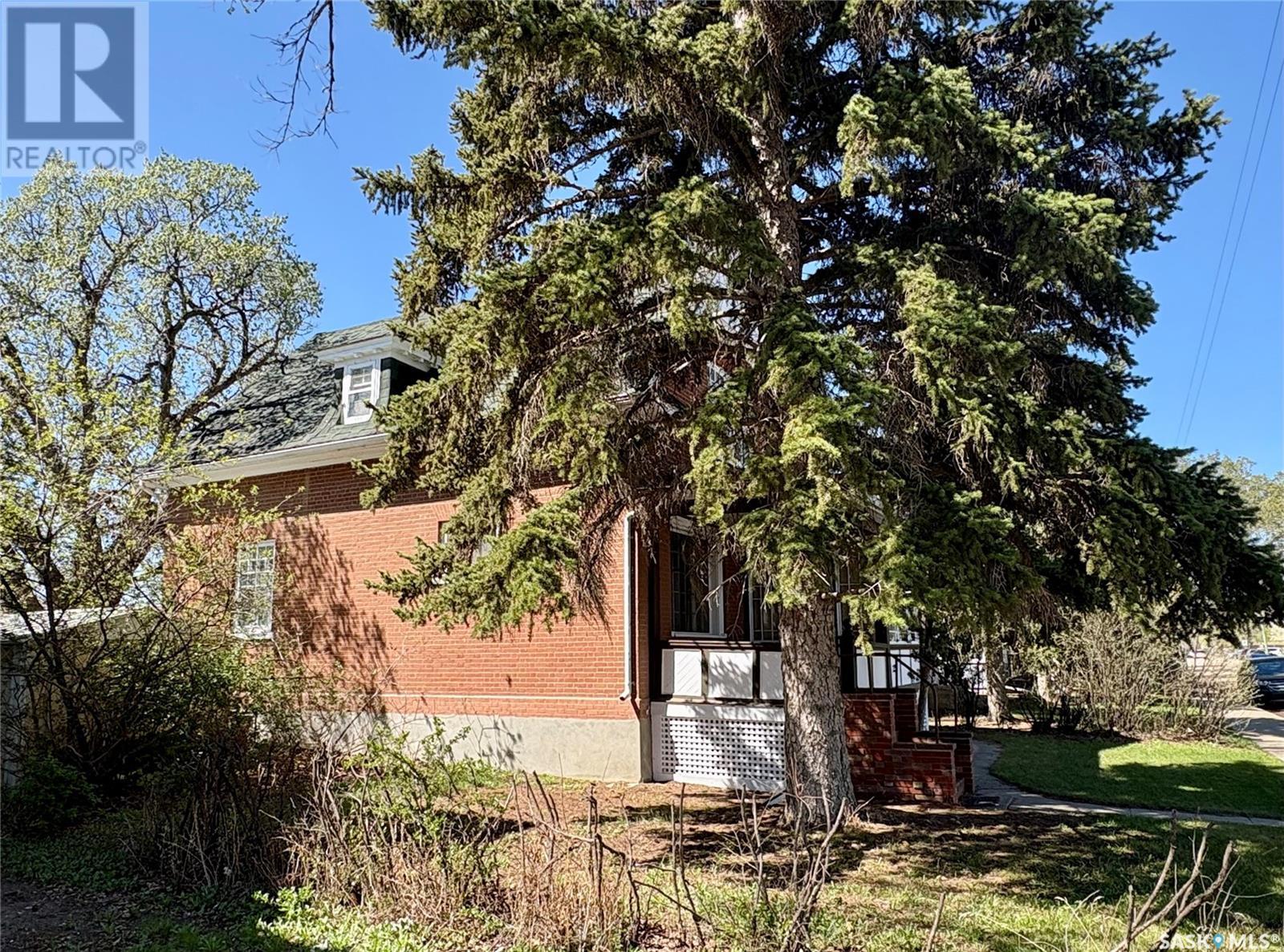 Photo 31 of 215 Ominica Street W, Moose Jaw SK