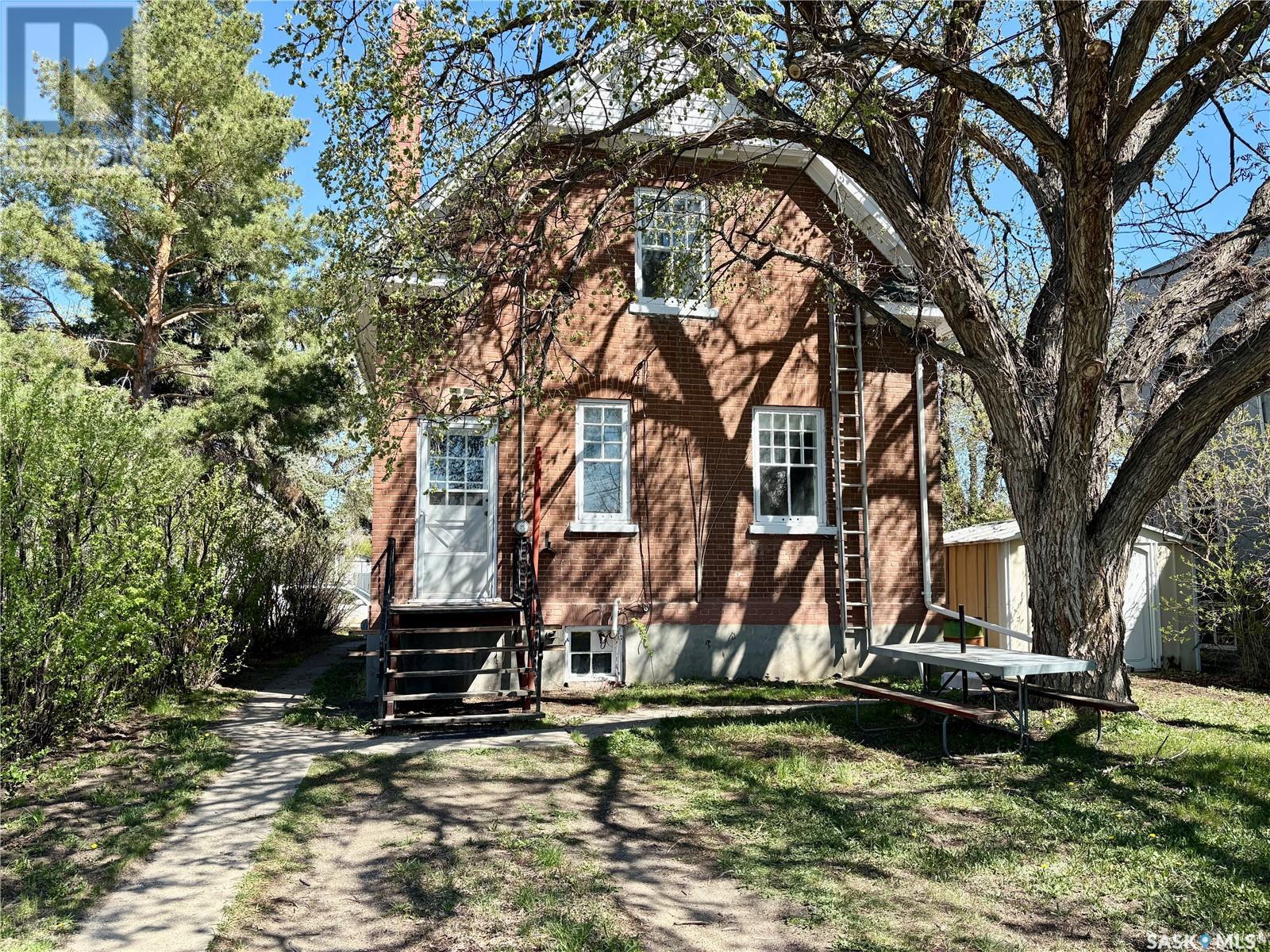 Photo 4 of 215 Ominica Street W, Moose Jaw SK