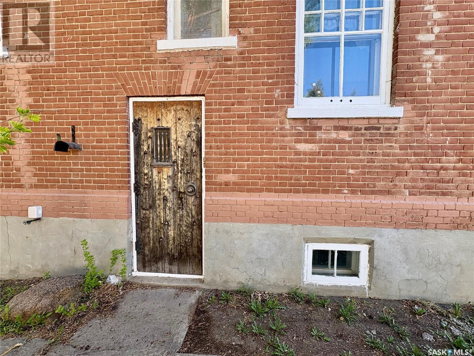Photo 11 of 215 Ominica Street W, Moose Jaw SK