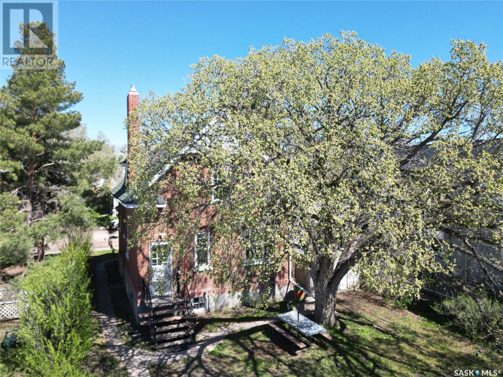 Photo 12 of 215 Ominica Street W, Moose Jaw SK