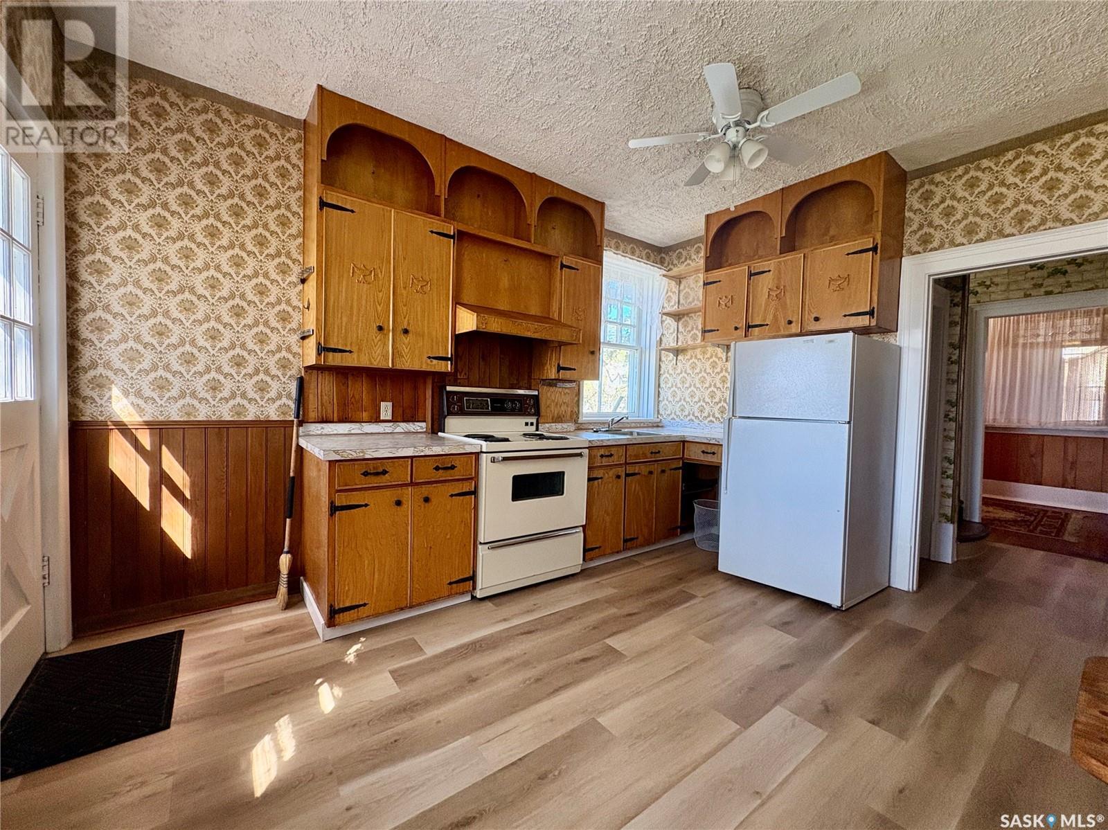 Photo 8 of 215 Ominica Street W, Moose Jaw SK