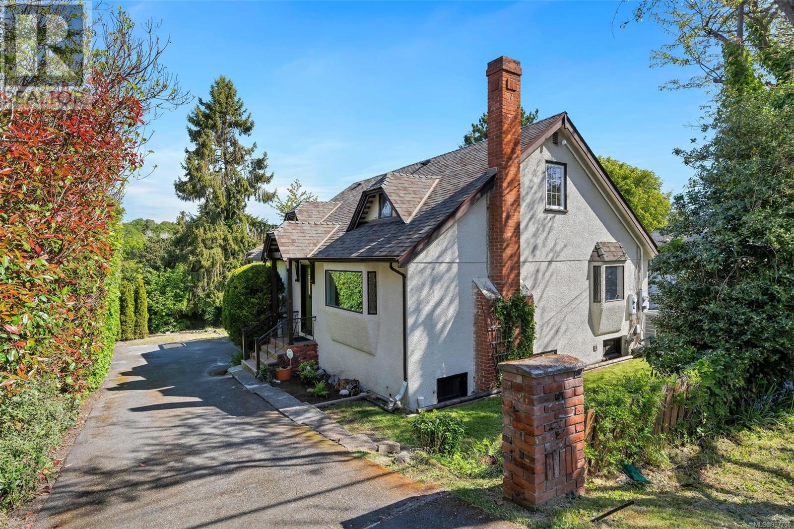 Photo 2 of 1498 Derby Rd, Saanich BC