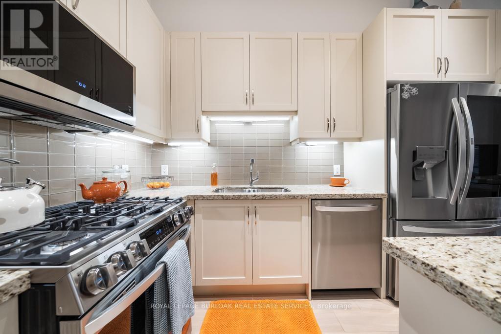 Photo 12 of 103 11 Bronte Road, Oakville ON