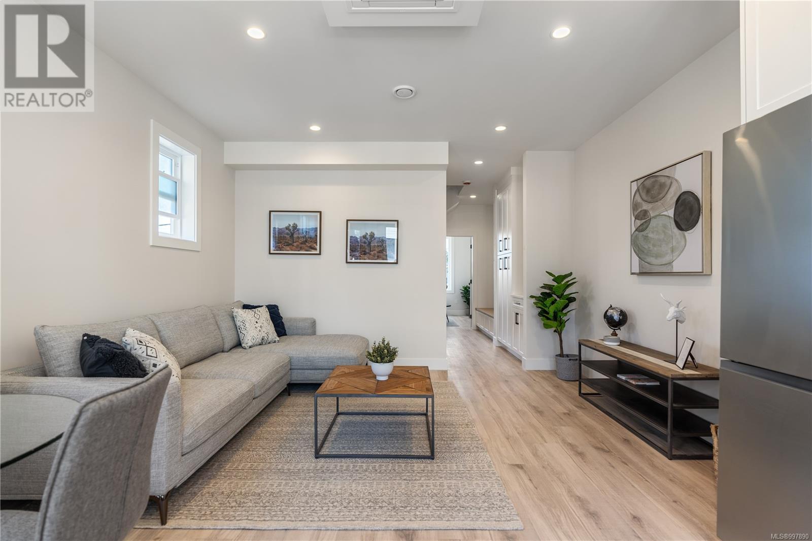 2 910 Old Esquimalt Rd, Esquimalt