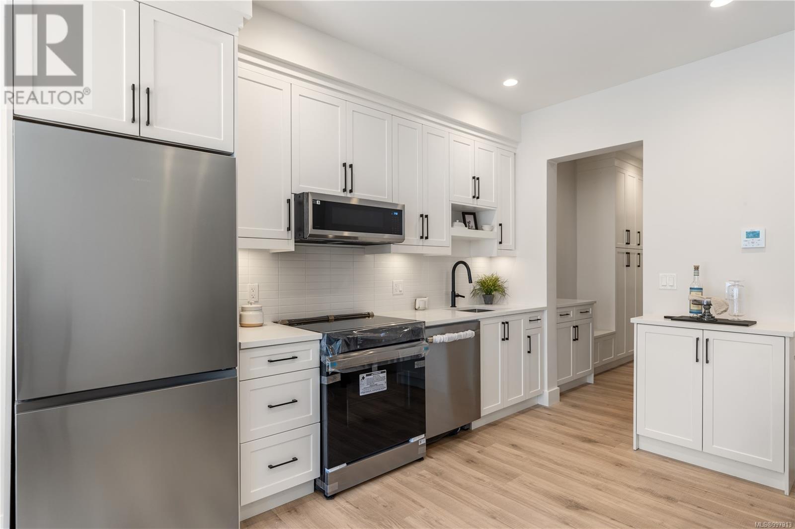4 910 Old Esquimalt Rd, Esquimalt