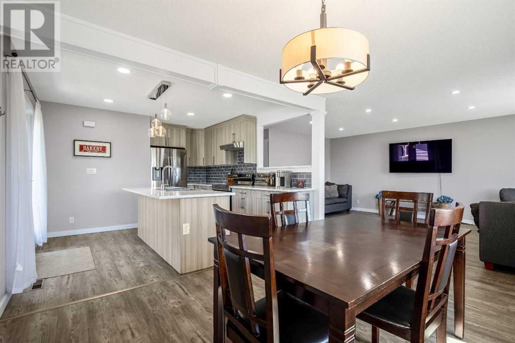 Single Family House Bi-level for Sale in  Dovercrest Drive Dover Calgary 