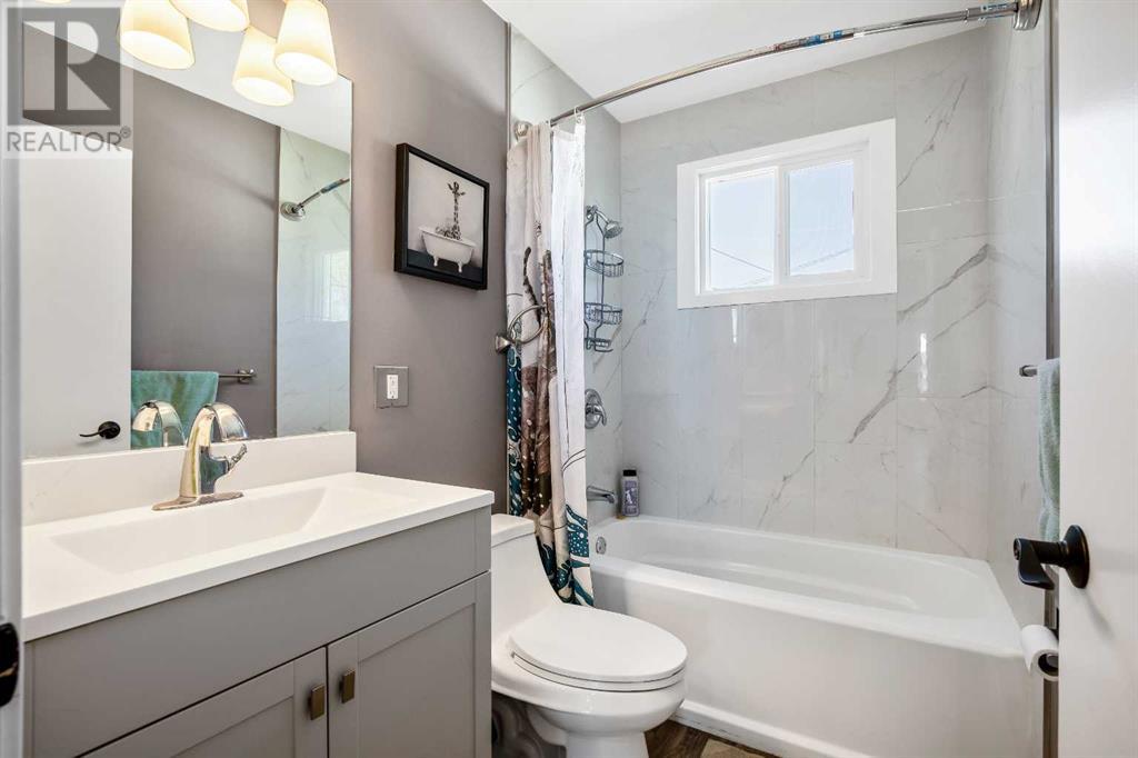 Single Family House Bi-level for Sale in  Dovercrest Drive Dover Calgary 
