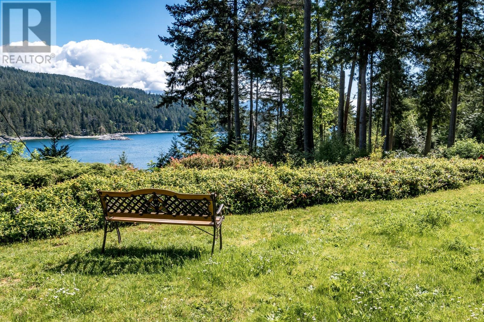 7711 REDROOFFS ROAD, Halfmoon Bay
