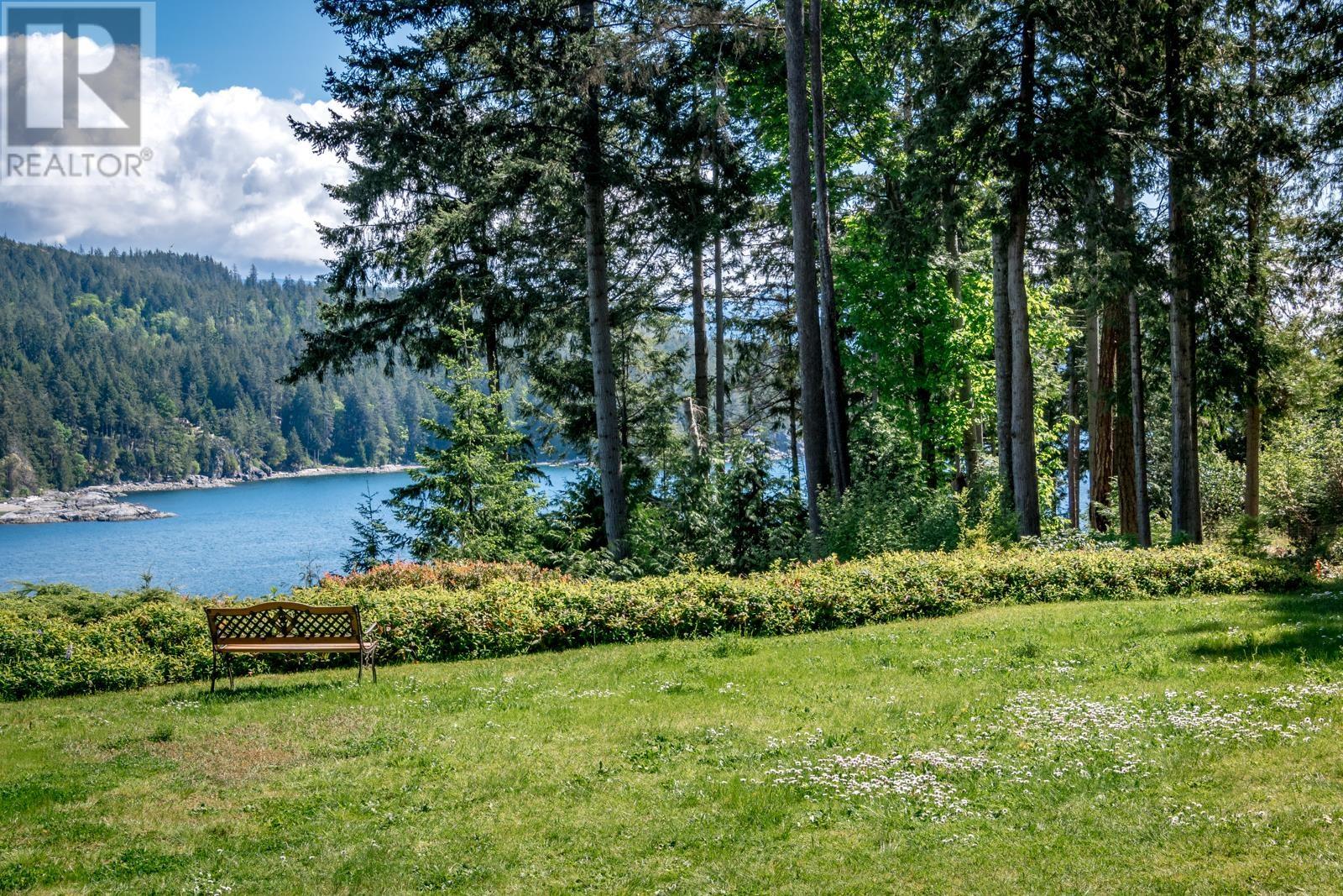 7711 REDROOFFS ROAD, Halfmoon Bay