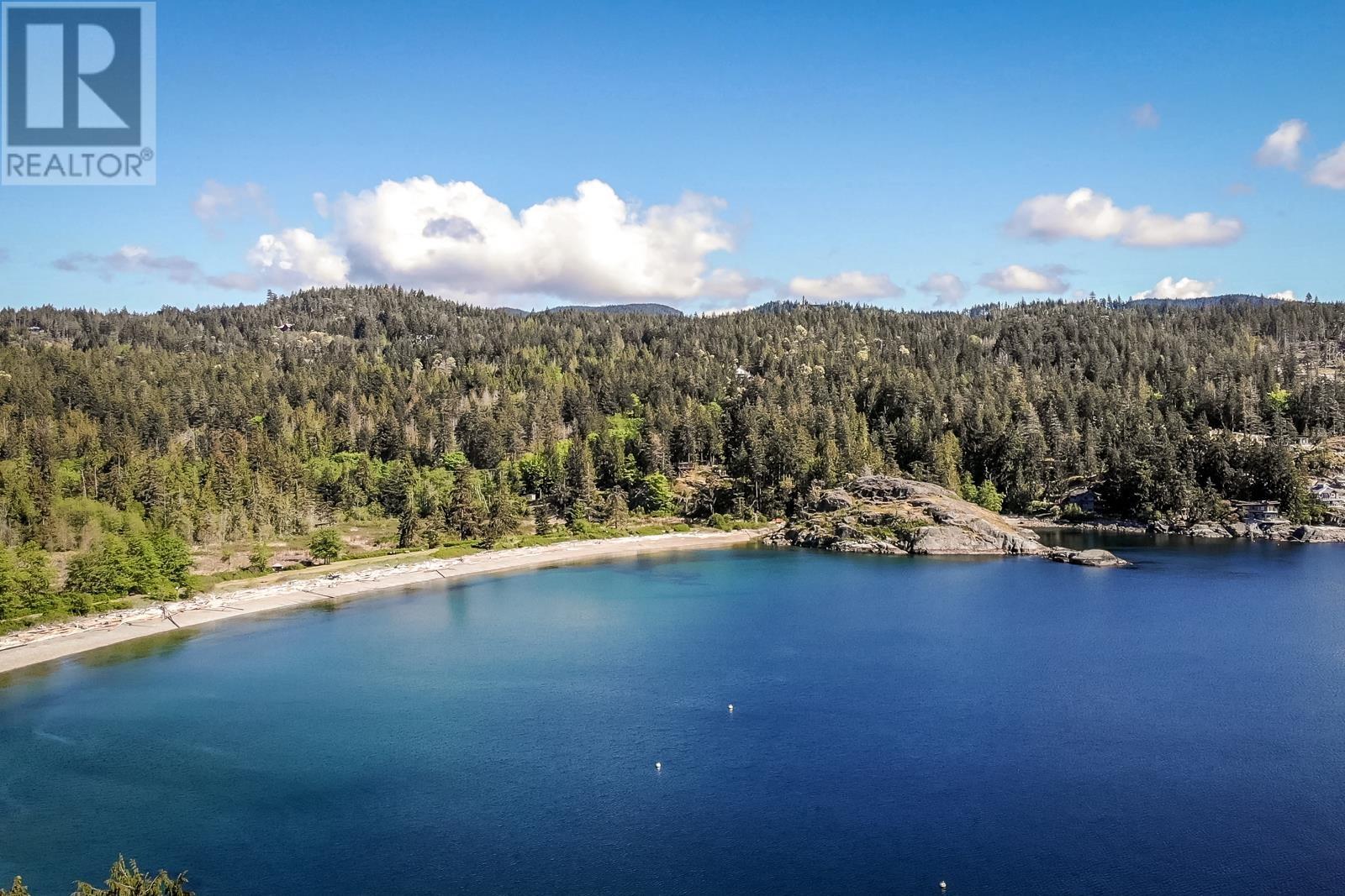 7711 REDROOFFS ROAD, Halfmoon Bay