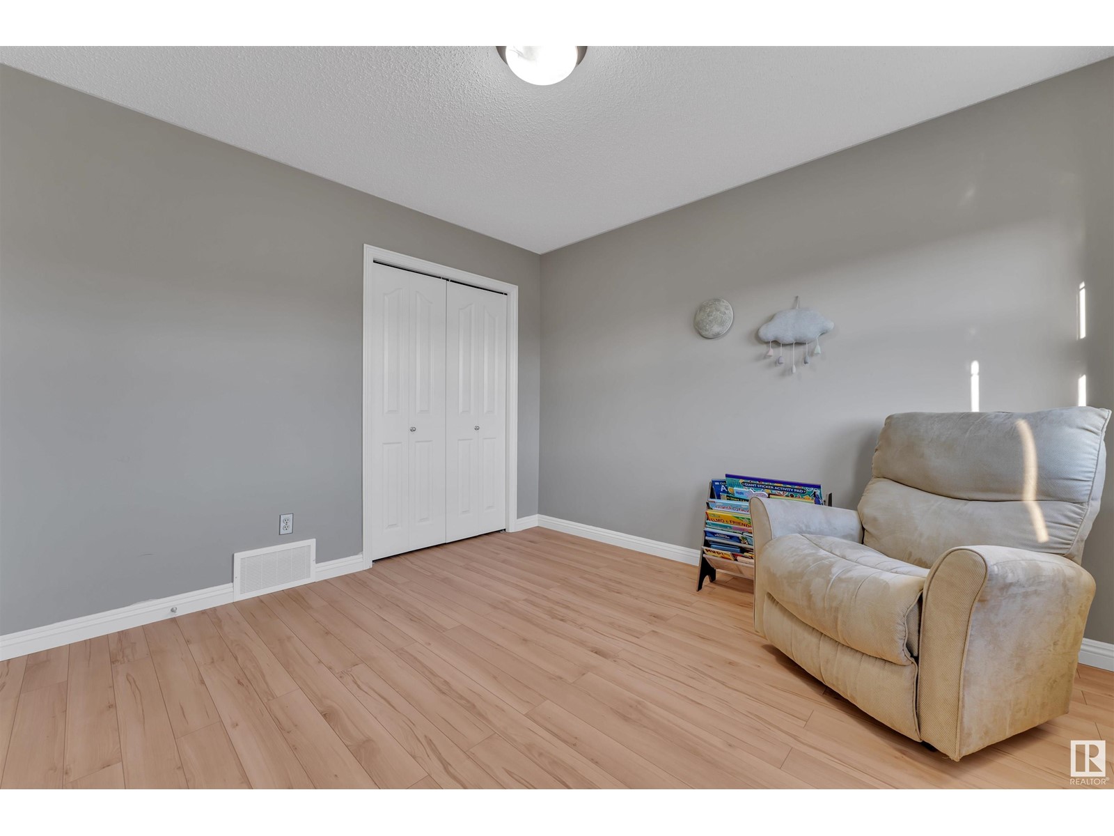 2574 HANNA CR NW, Edmonton