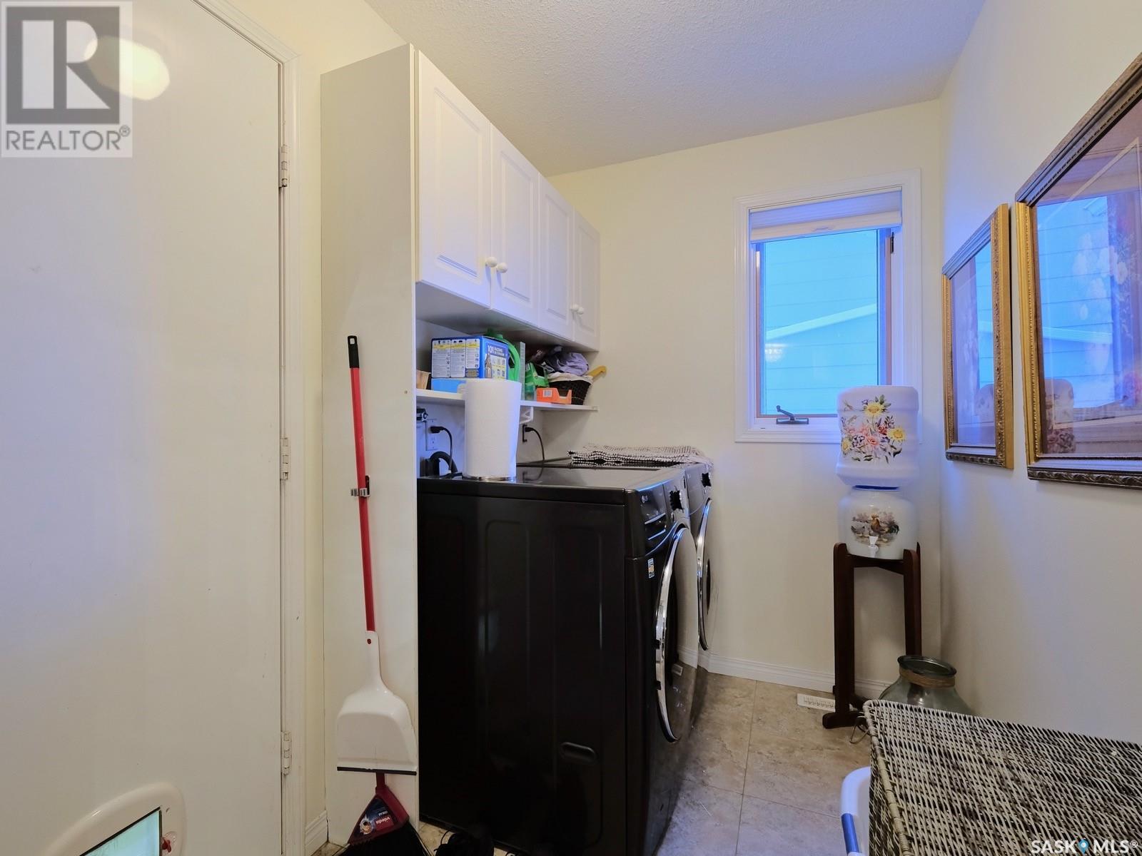 Photo 8 of 202 St Andrews Crescent, Rosetown SK