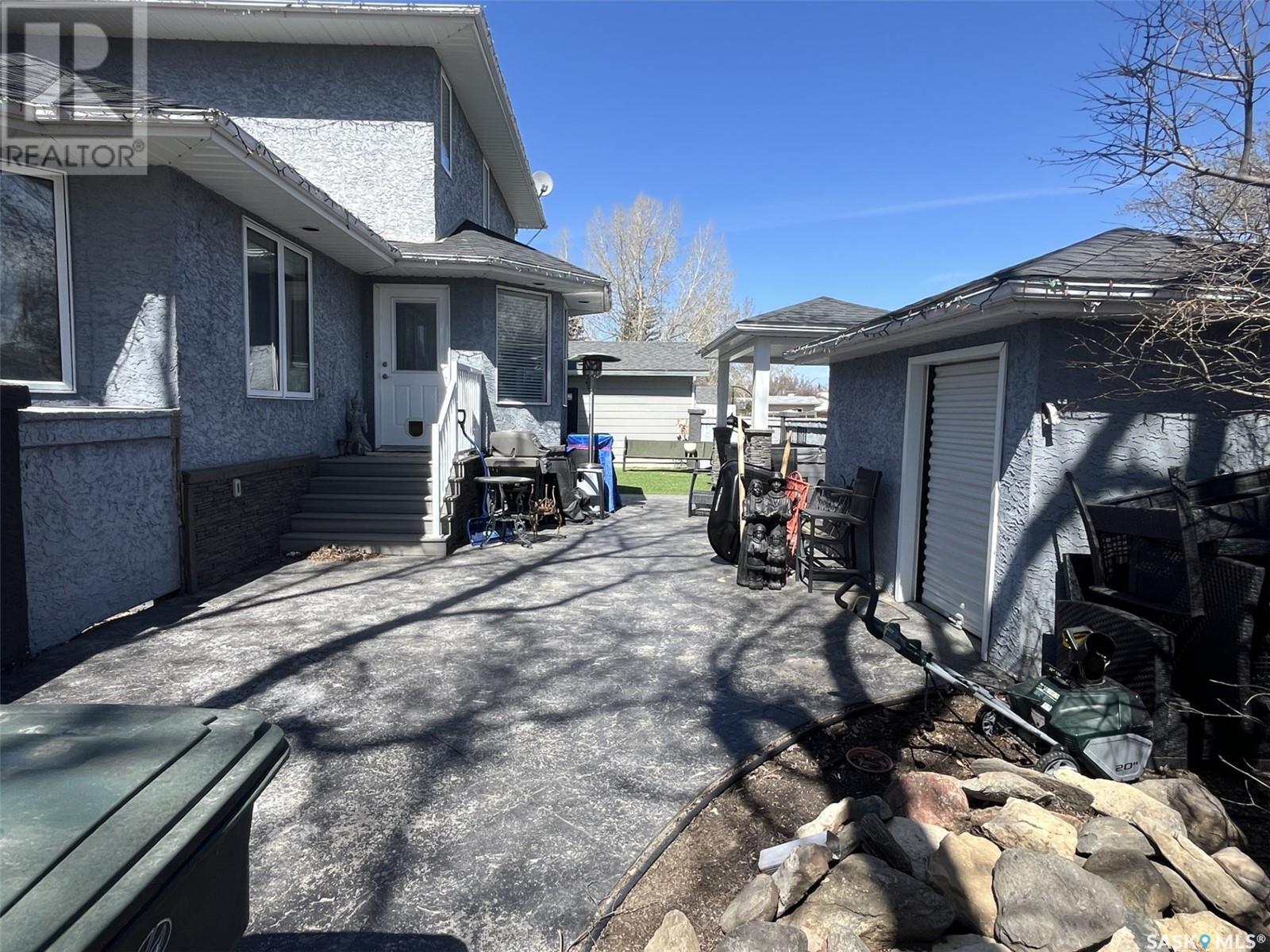 Photo 4 of 202 St Andrews Crescent, Rosetown SK
