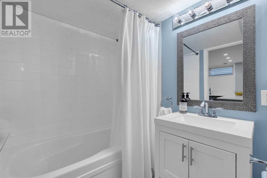 Single Family House Bi-level for Sale in  Bermuda Court NW Beddington Heights Calgary 