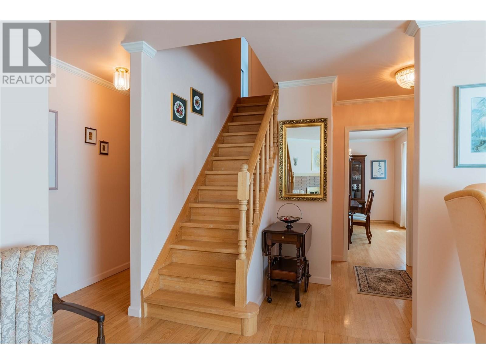 945 Thackeray Street, Warfield
