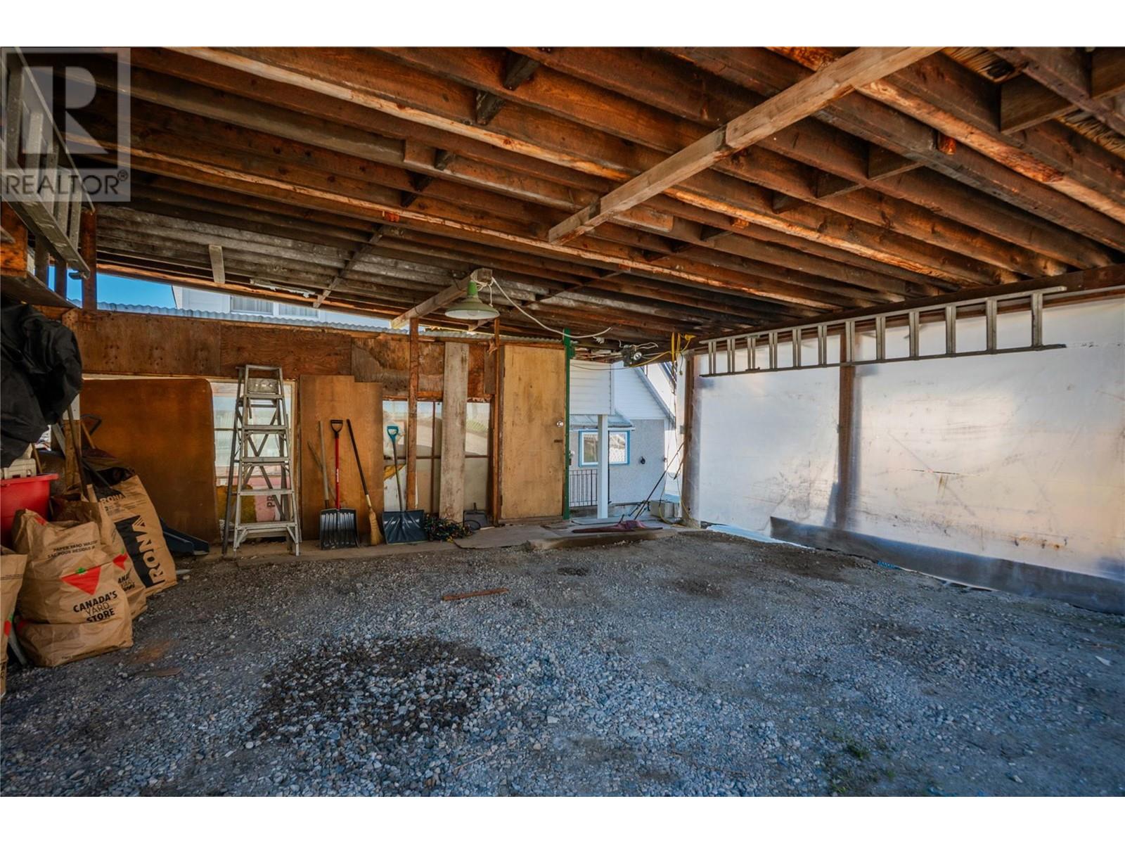 945 Thackeray Street, Warfield