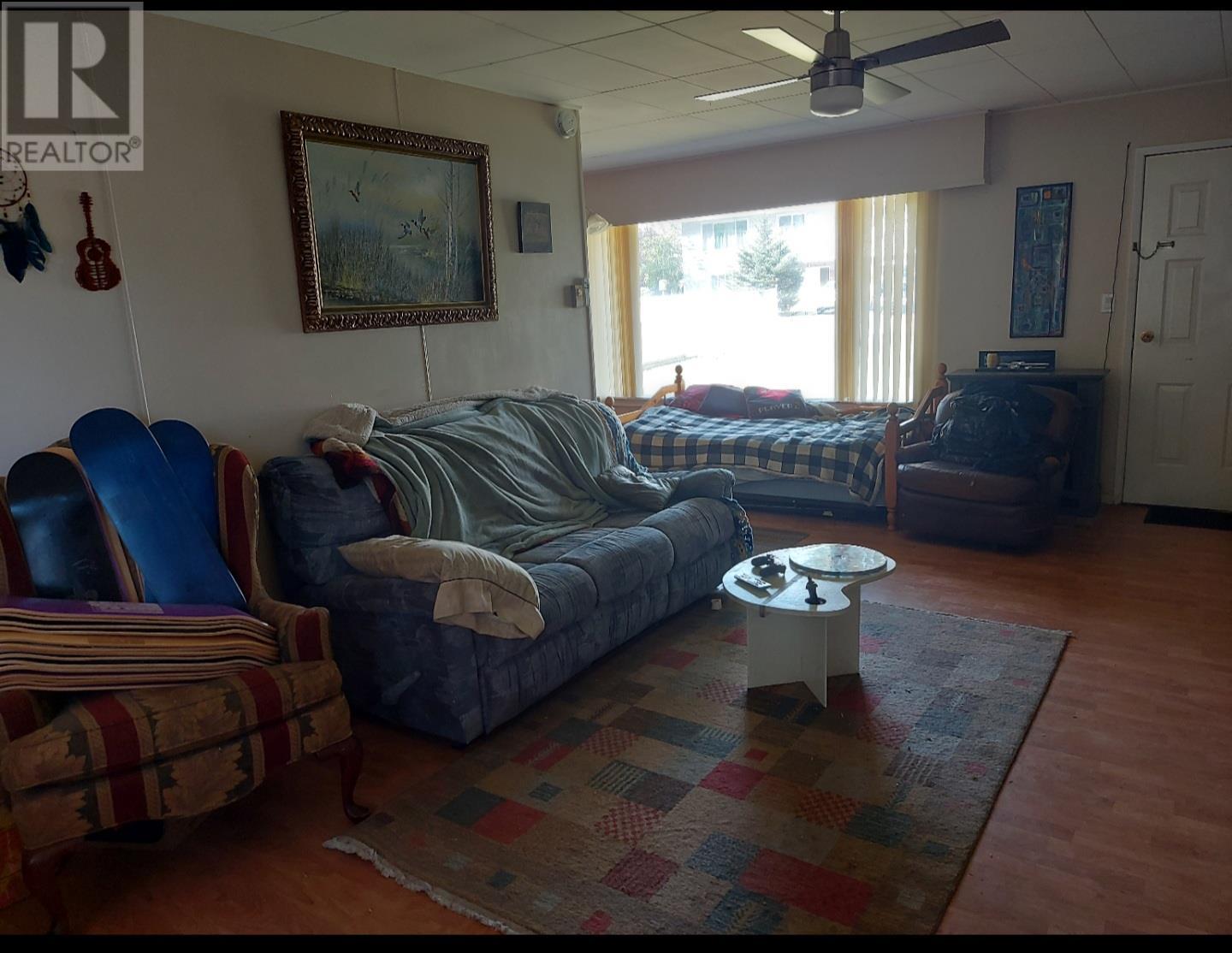  725 2nd Ave Avenue, Keremeos