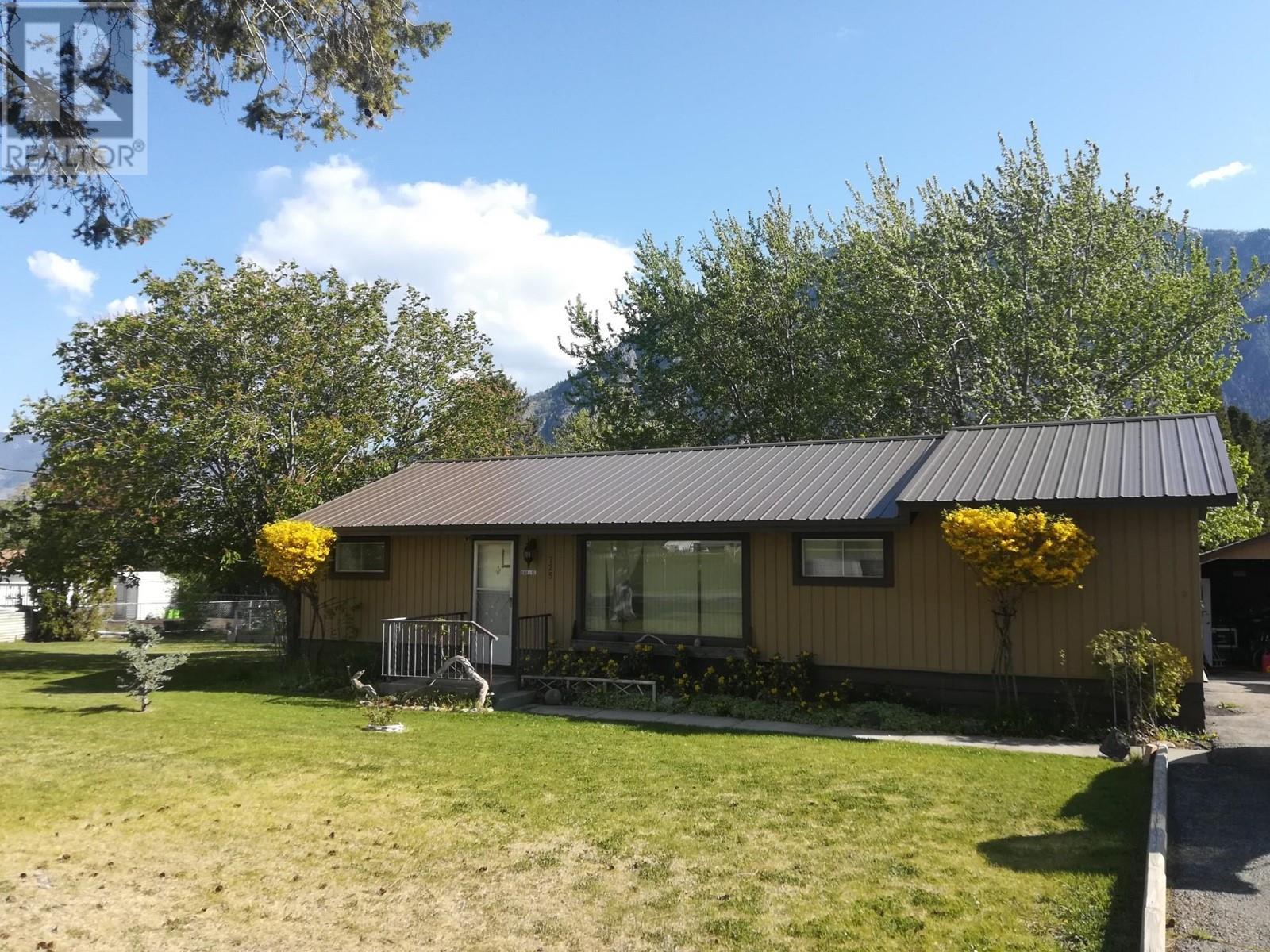 725 2nd Ave Avenue, Keremeos