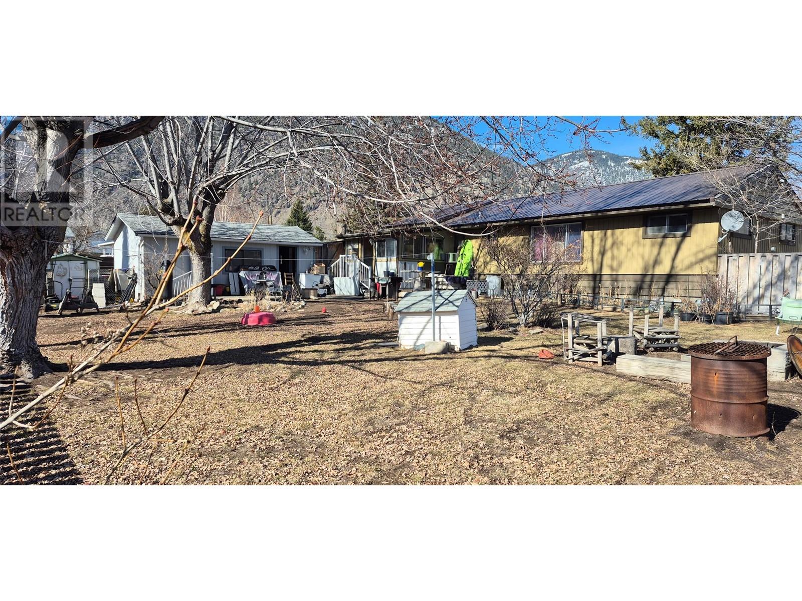  725 2nd Ave Avenue, Keremeos