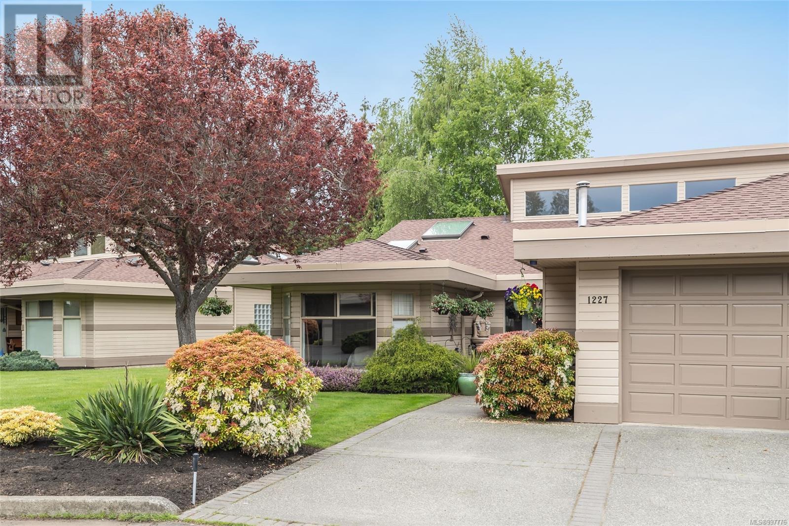 1227 Pond Pl, Parksville
