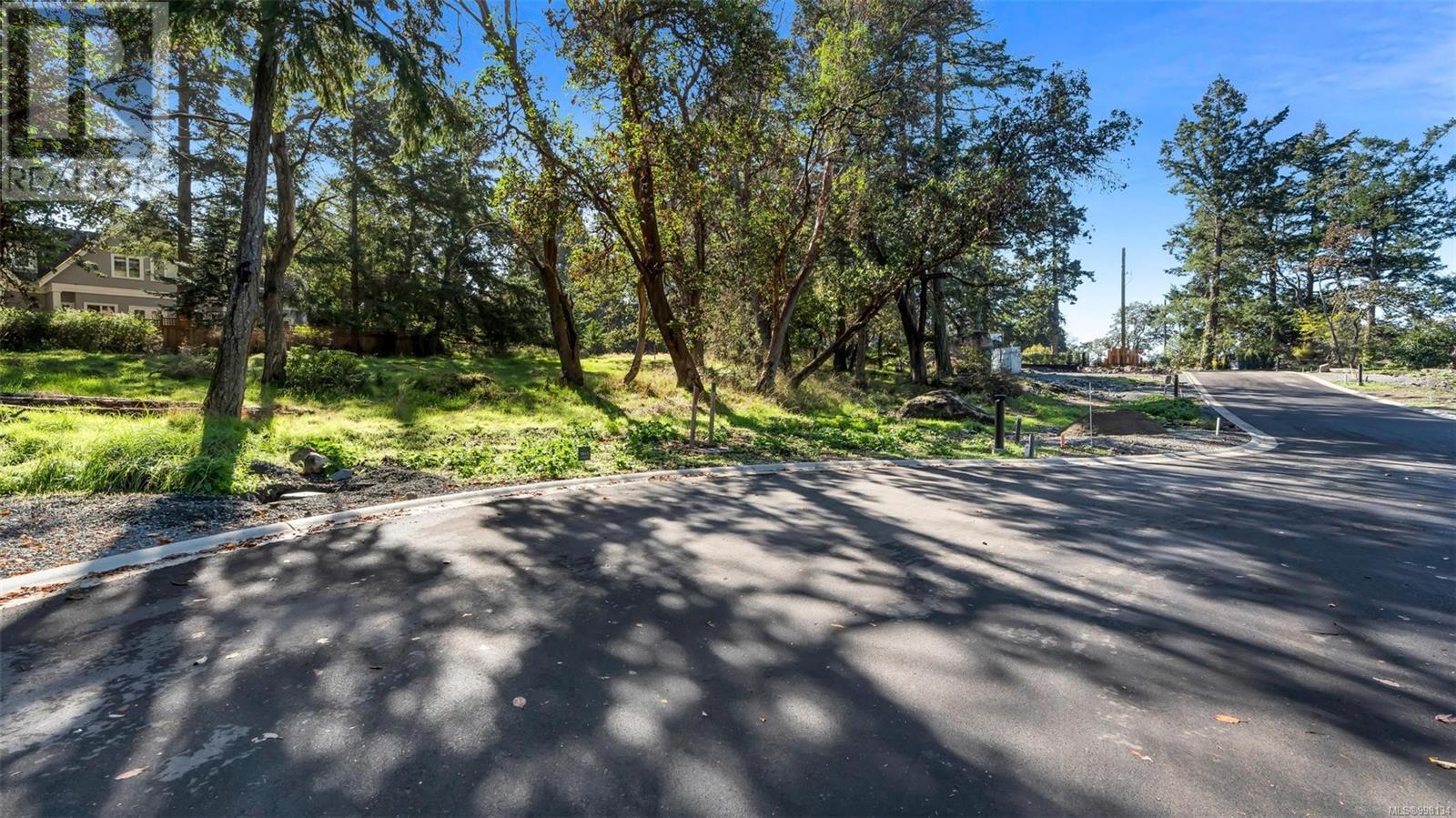 Photo 5 of 3908 Woodlands Pl, Saanich BC