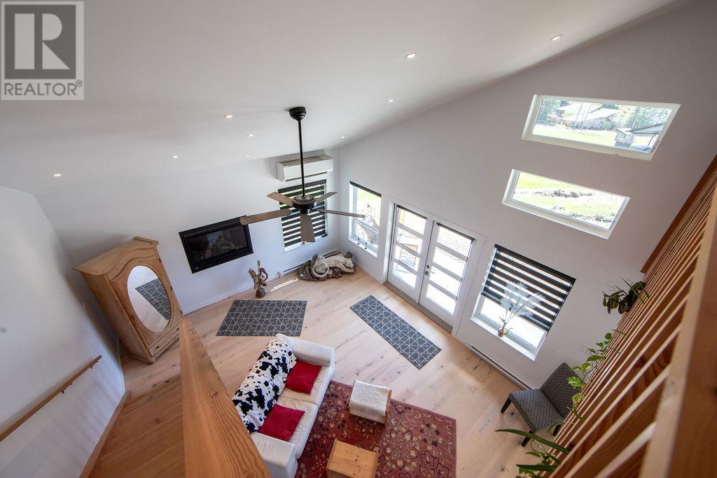 Photo 12 of 215 Cotswold Road, Nakusp BC