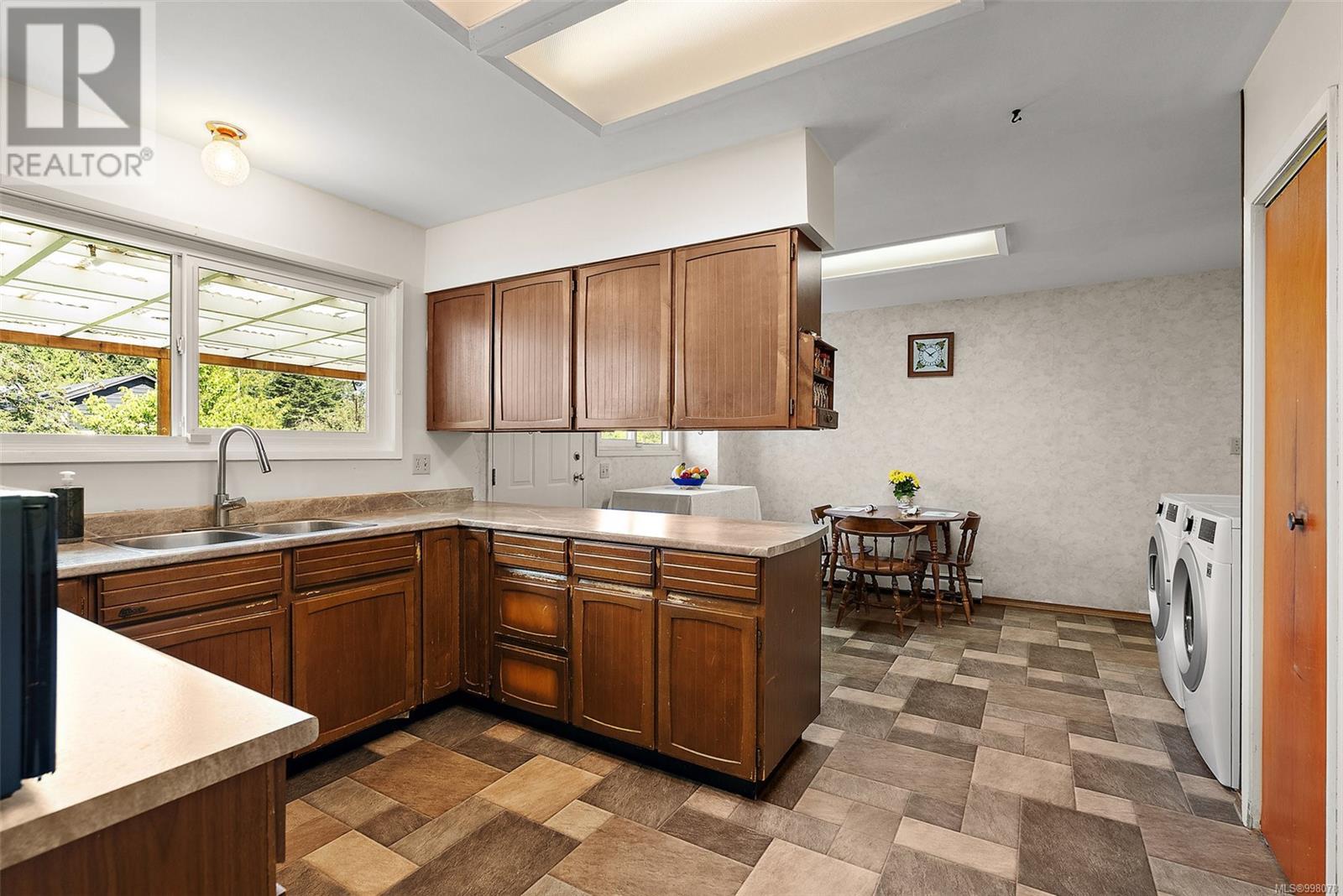 10814 Derrick Rd, North Saanich