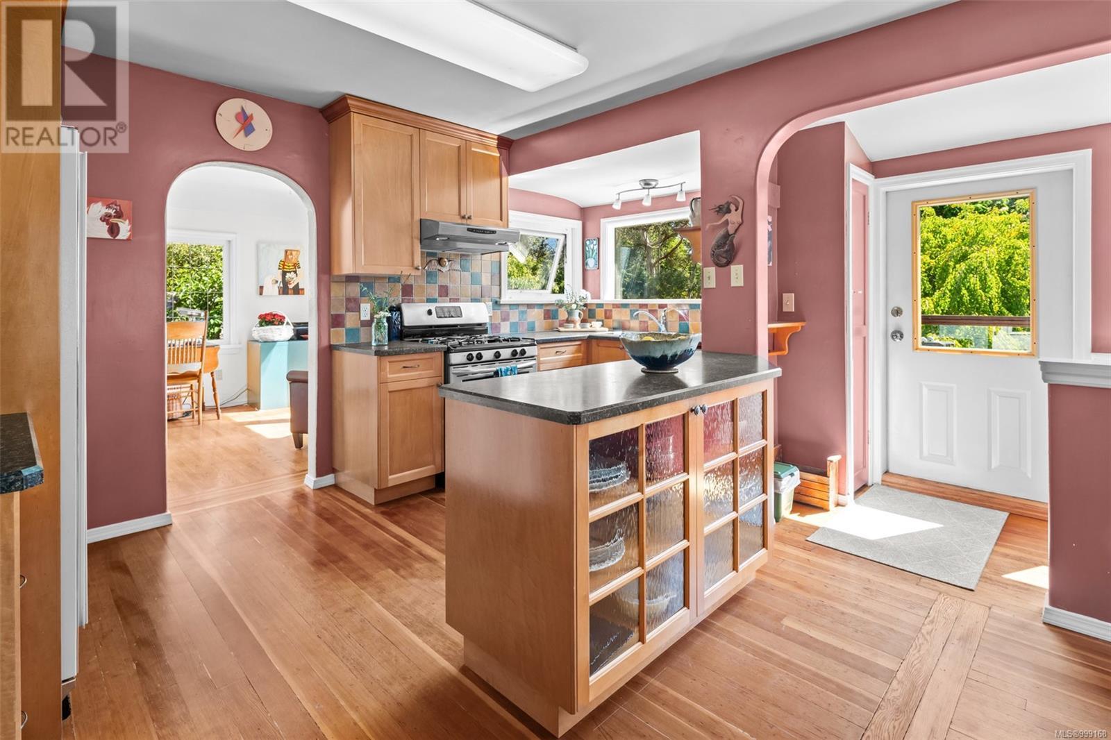  1757 Armstrong Avenue, Oak Bay