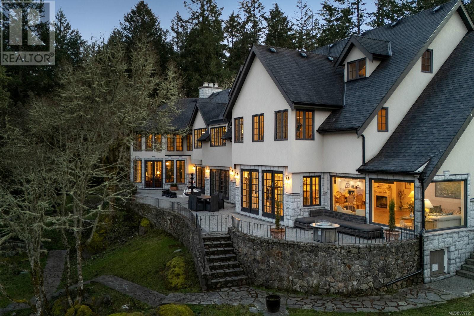  1708 Woodsend Drive, Saanich