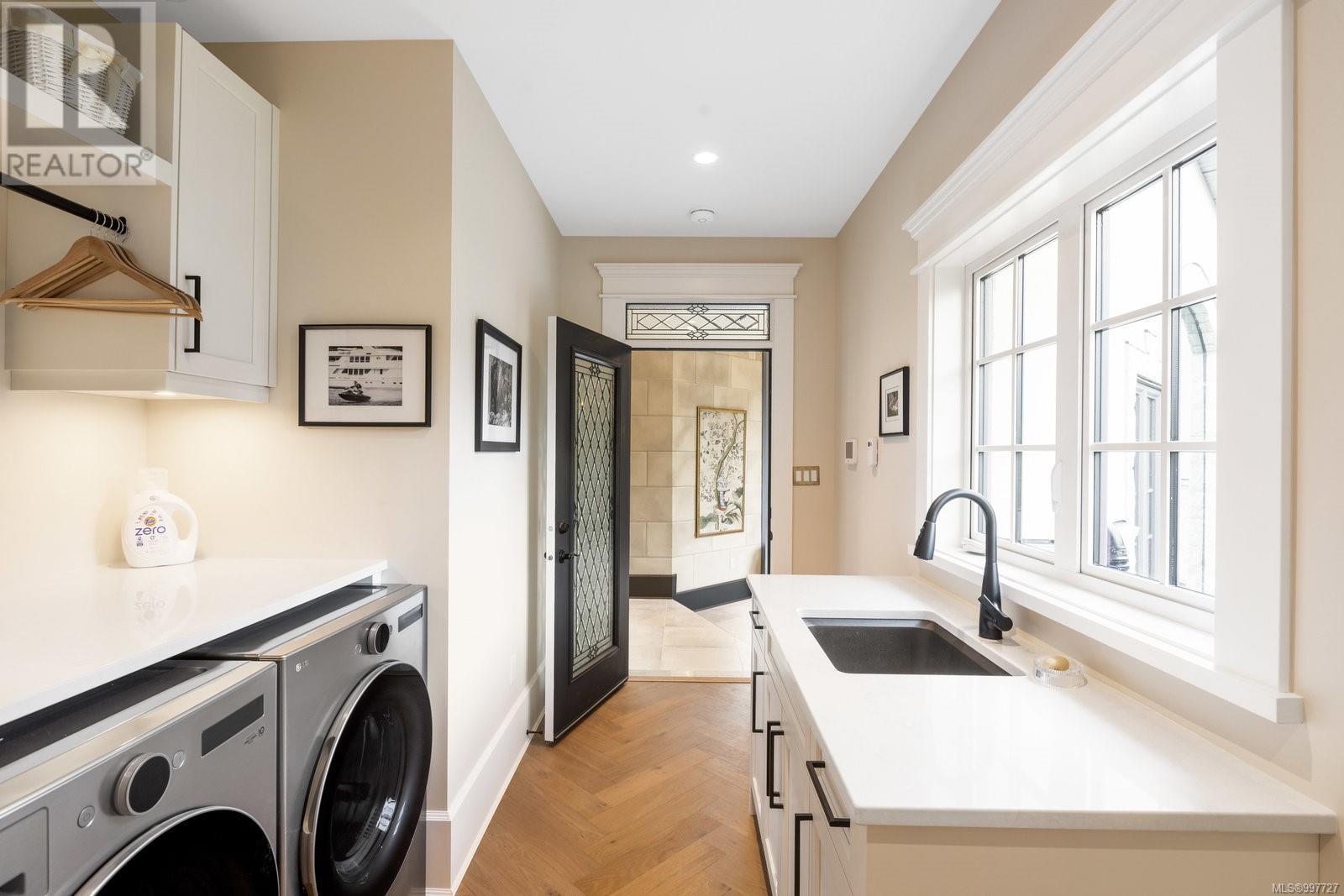  1708 Woodsend Drive, Saanich