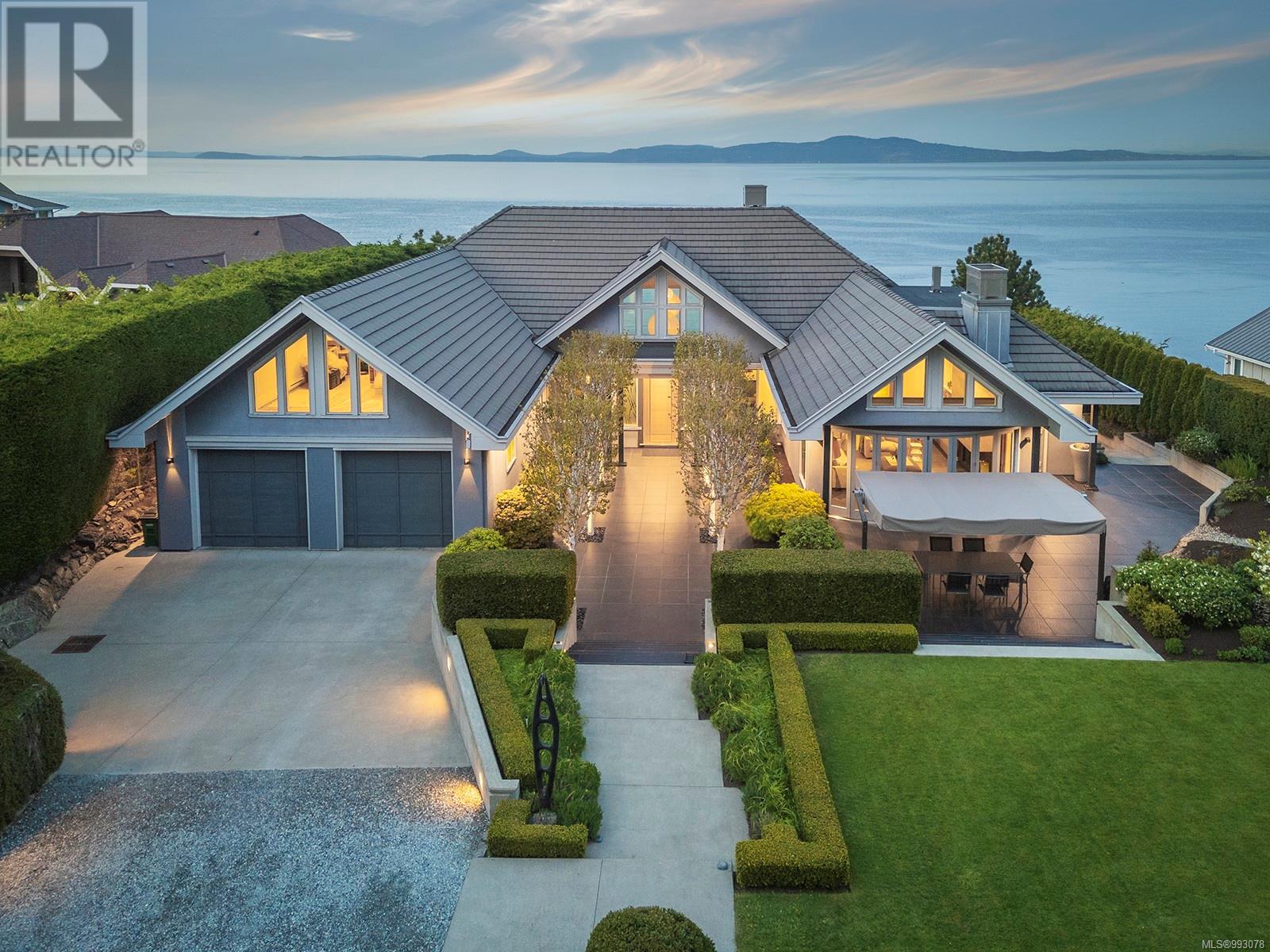  2950 Phyllis Street, Saanich