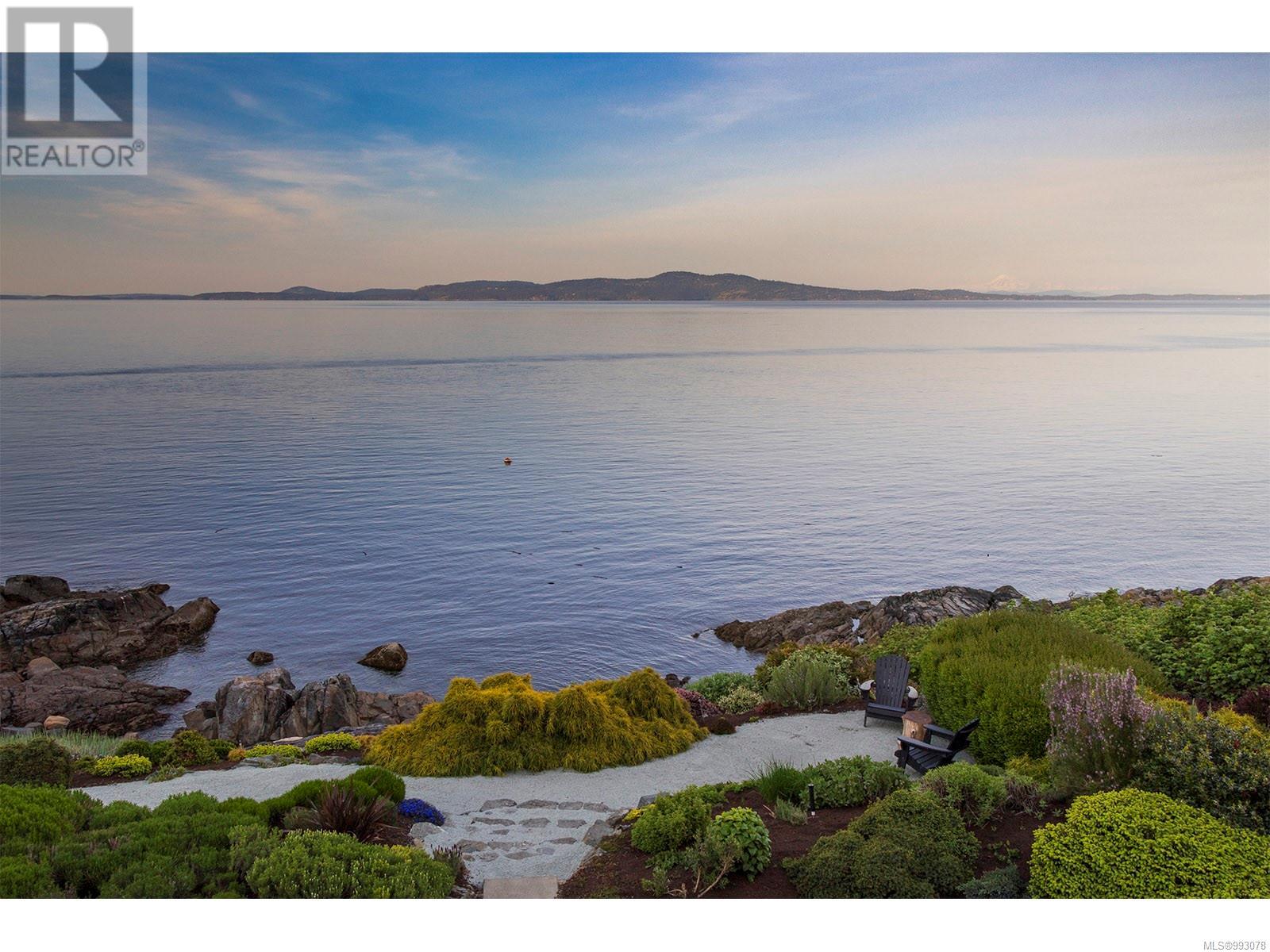 2950 Phyllis St, Saanich