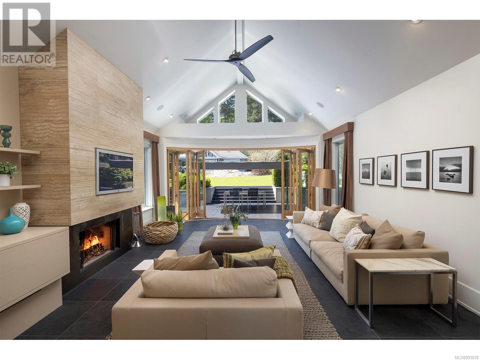 2950 Phyllis St, Saanich
