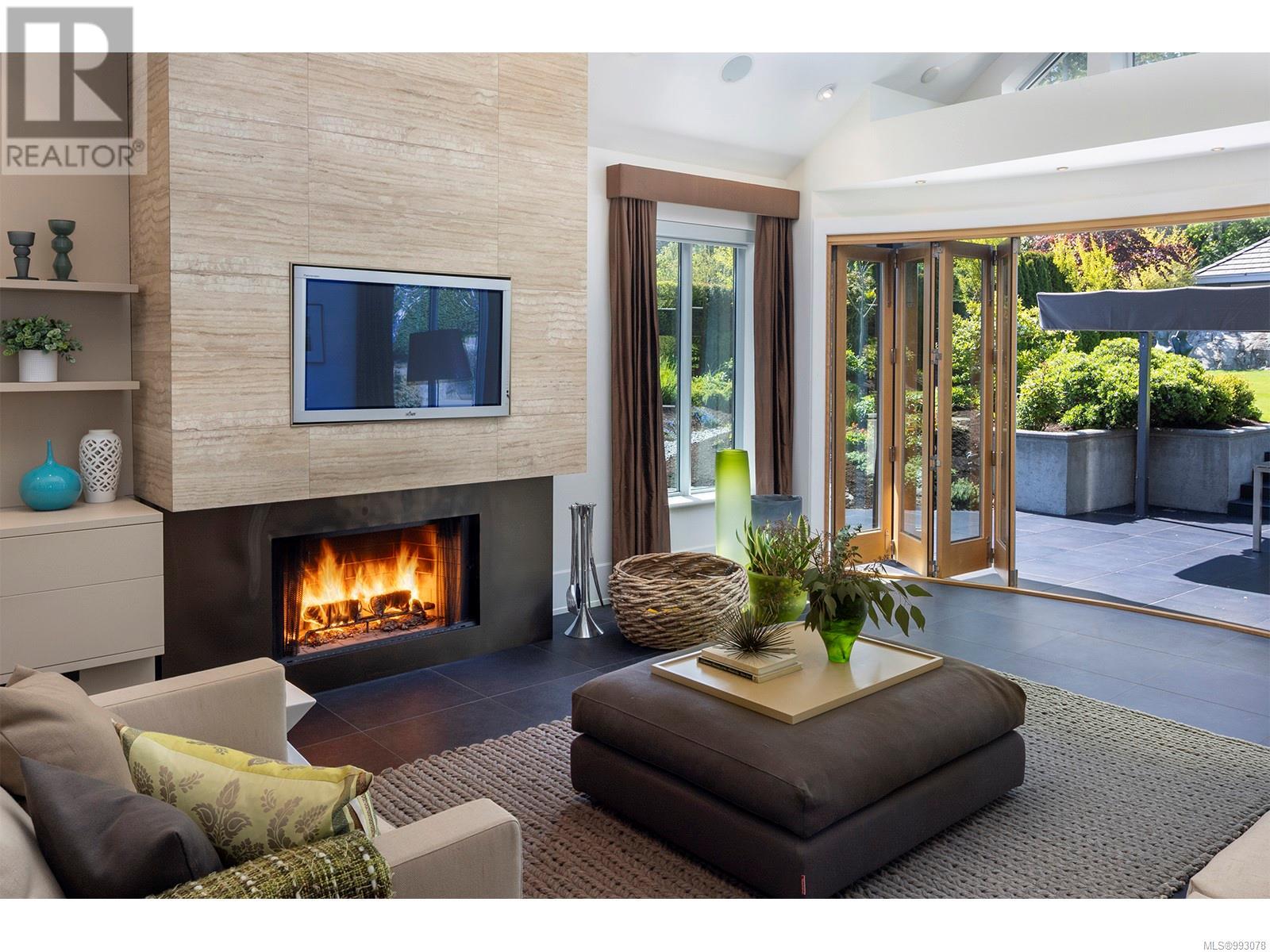 2950 Phyllis St, Saanich