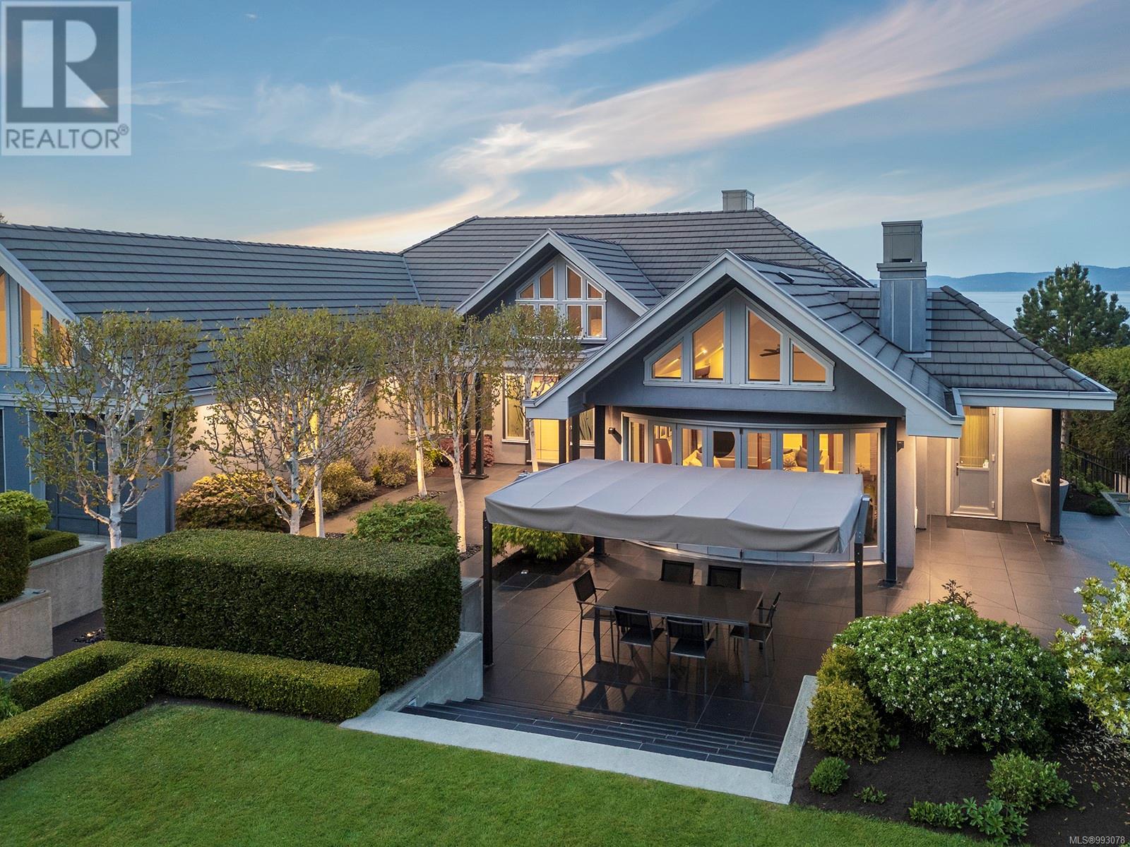 2950 Phyllis St, Saanich