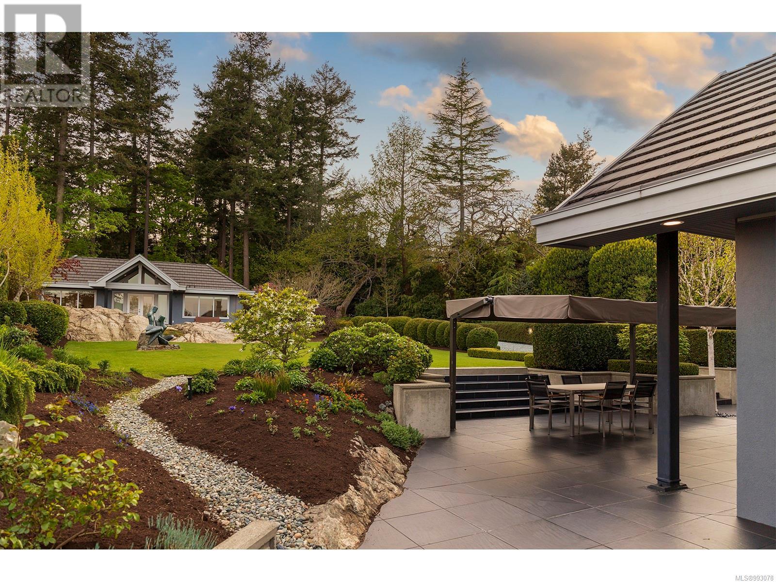 2950 Phyllis St, Saanich