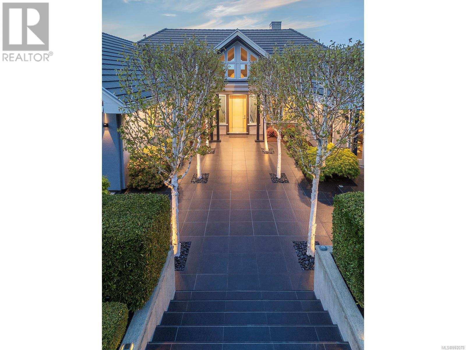 2950 Phyllis St, Saanich