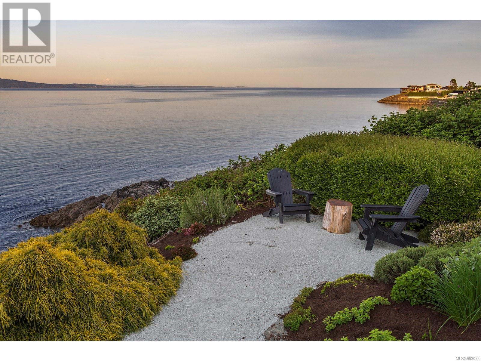 2950 Phyllis St, Saanich