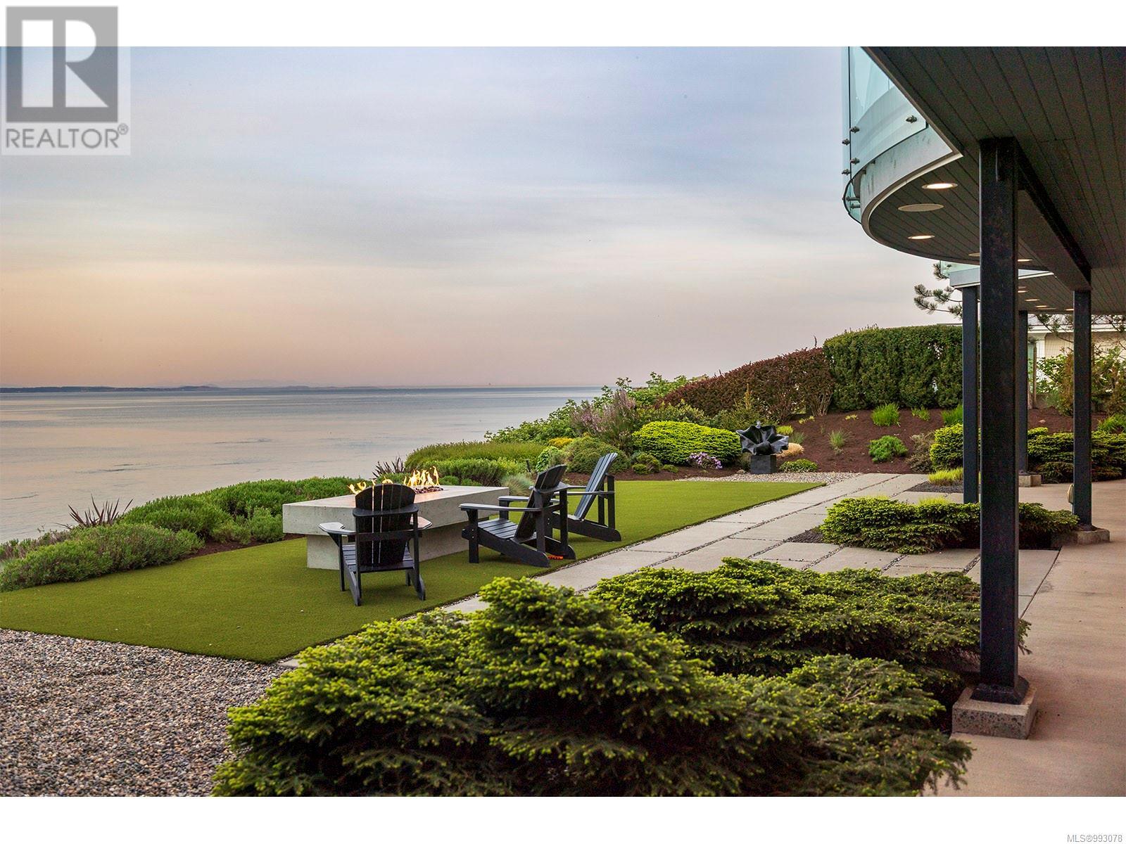 2950 Phyllis St, Saanich