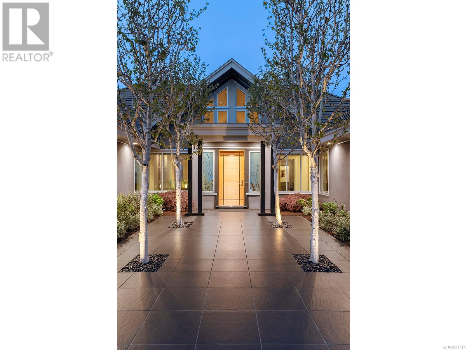 2950 Phyllis St, Saanich