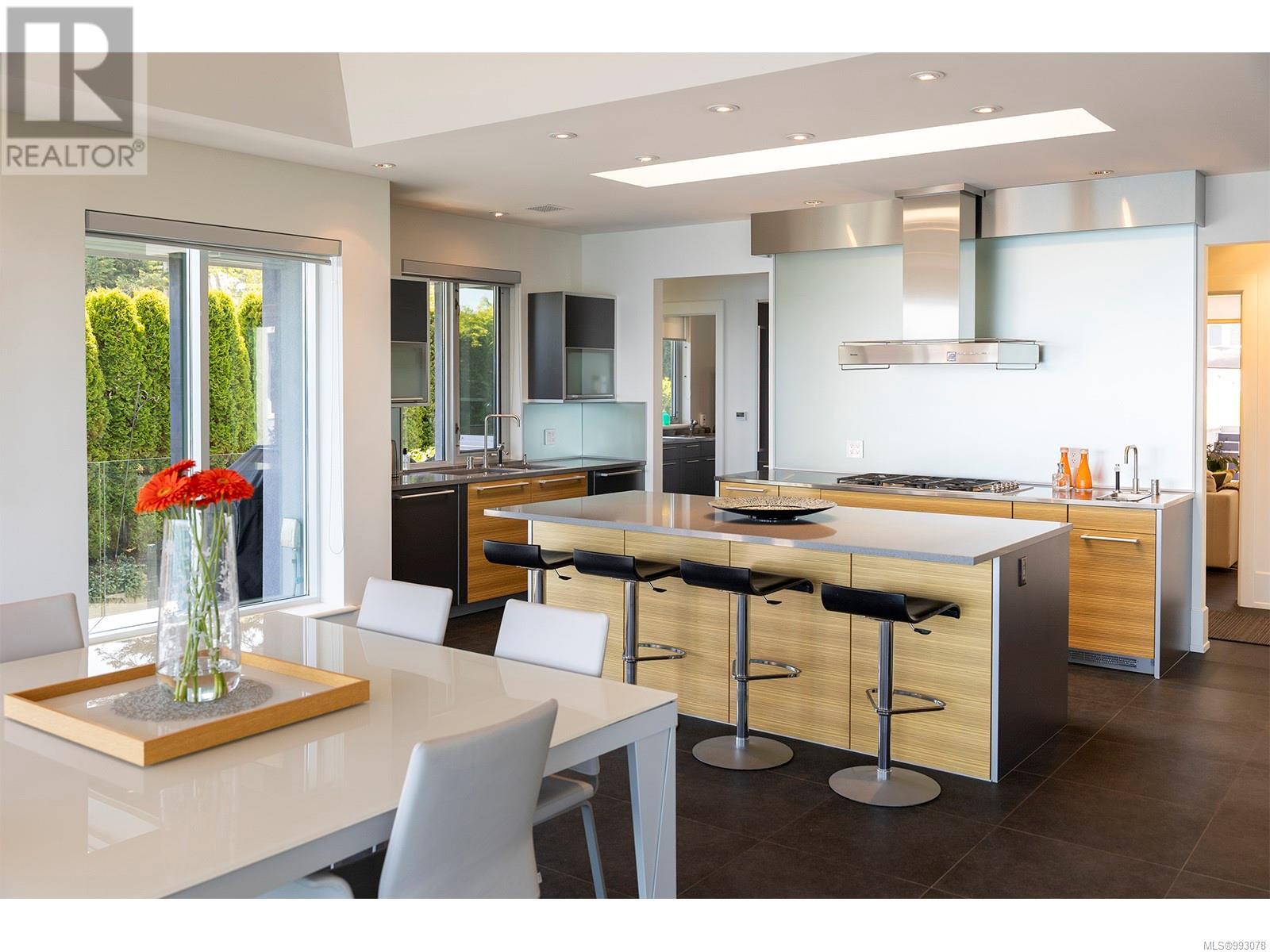 2950 Phyllis St, Saanich