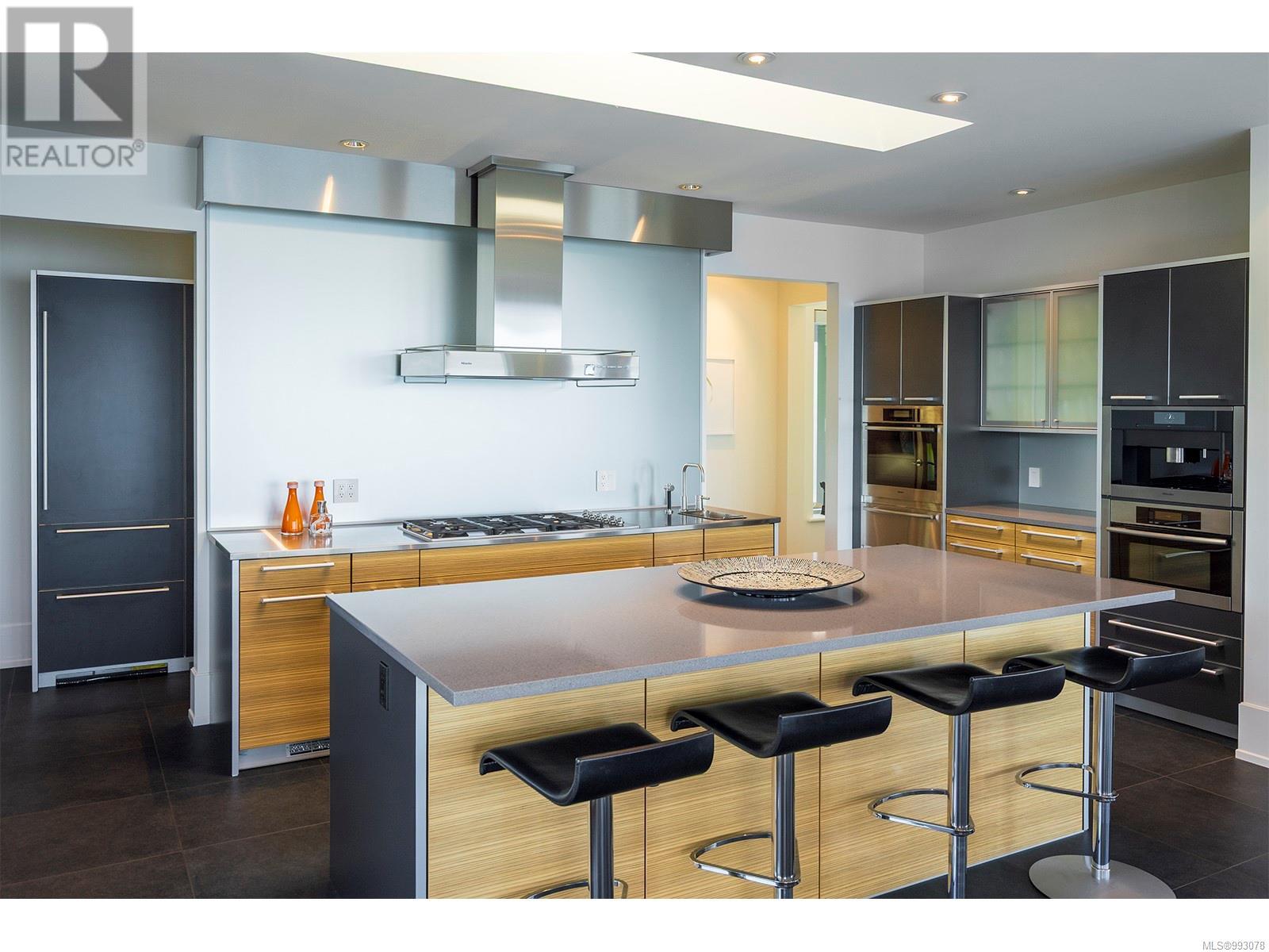 2950 Phyllis St, Saanich