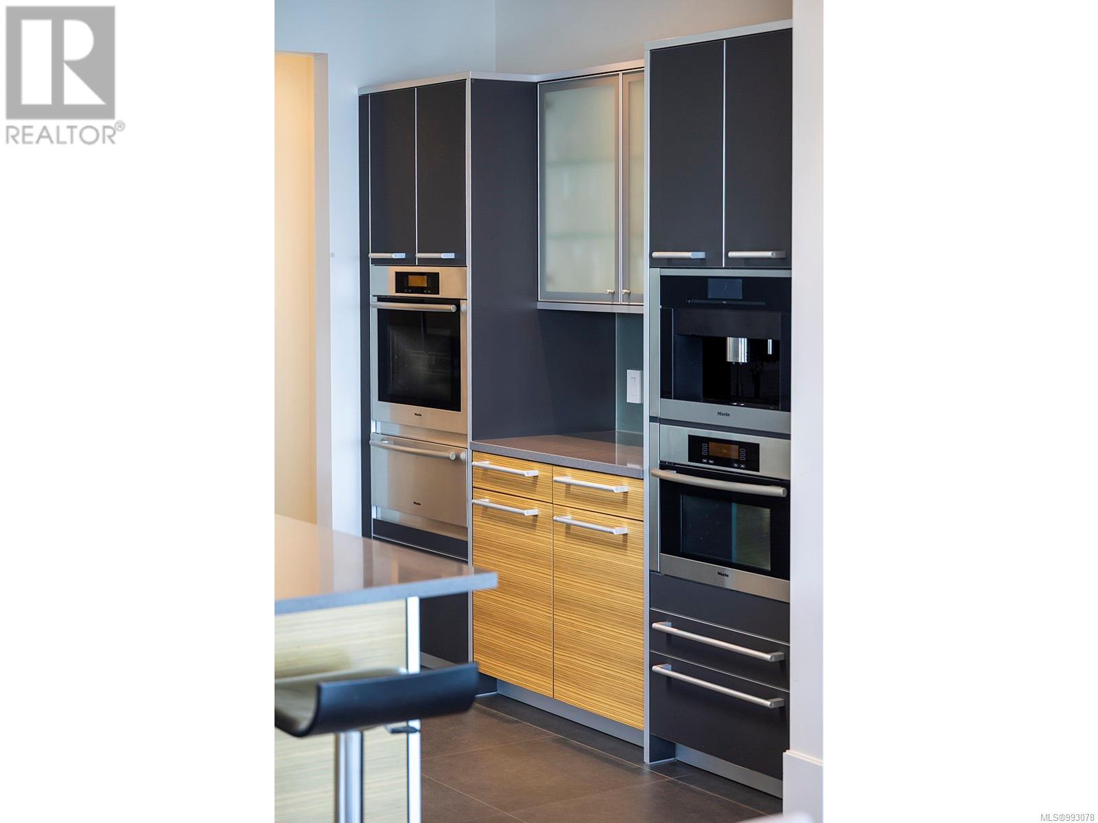 2950 Phyllis St, Saanich