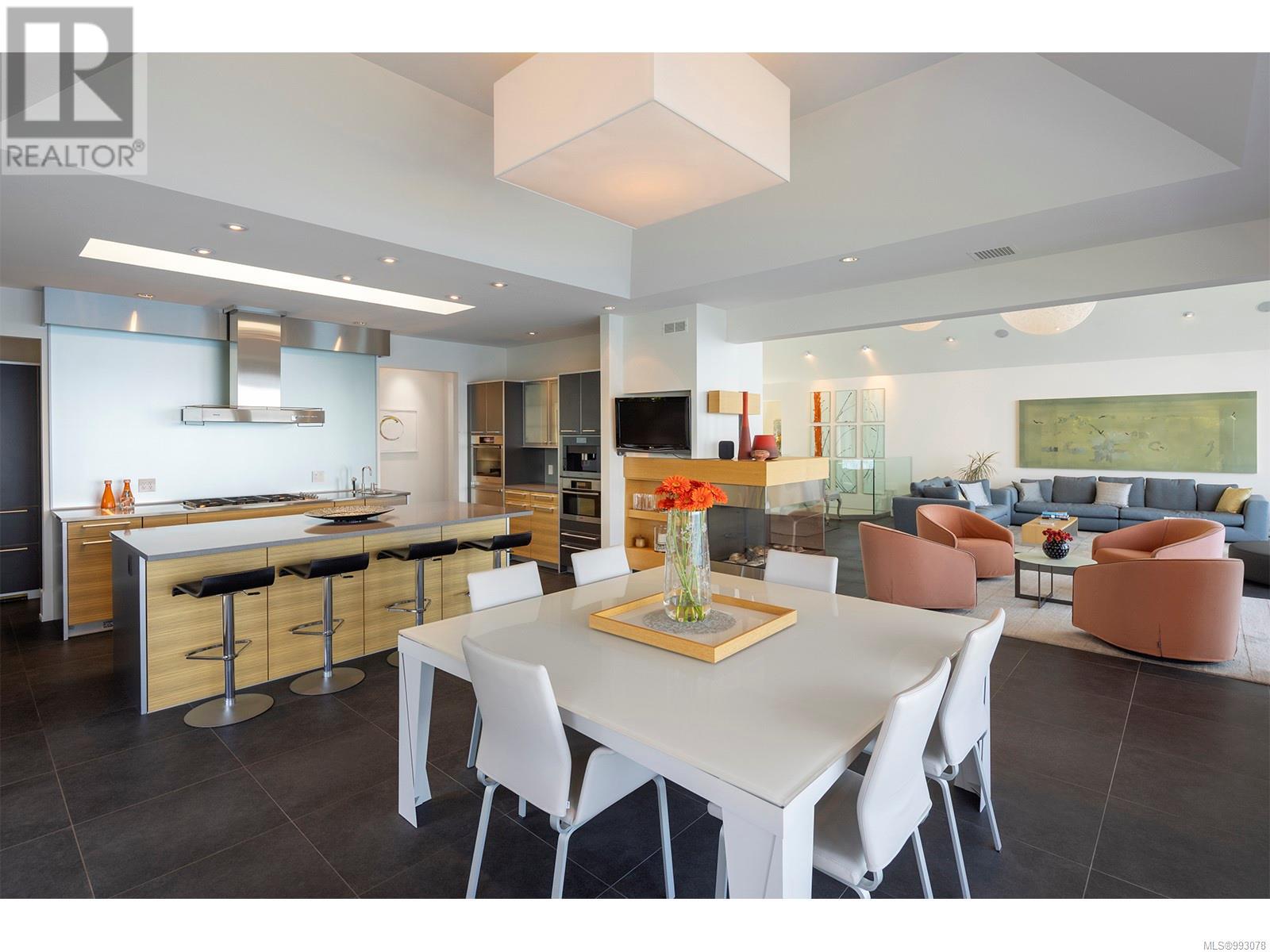 2950 Phyllis St, Saanich