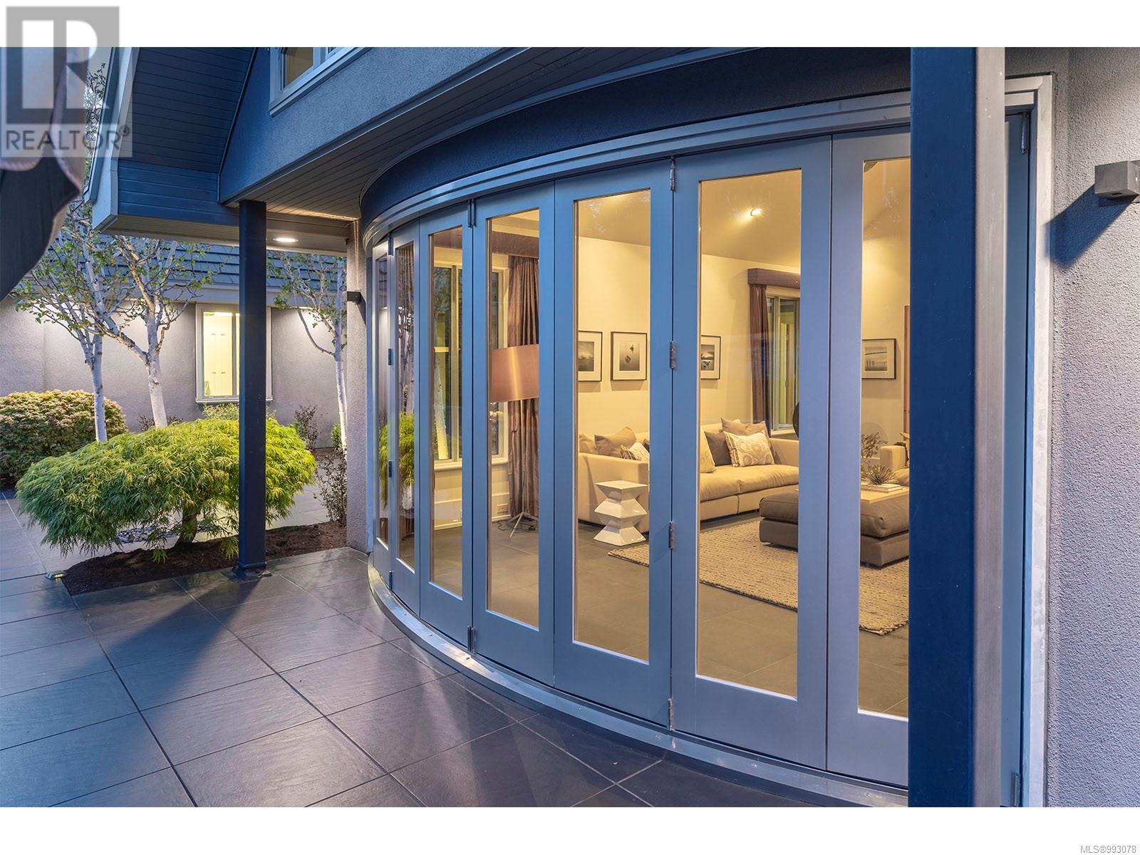 2950 Phyllis St, Saanich