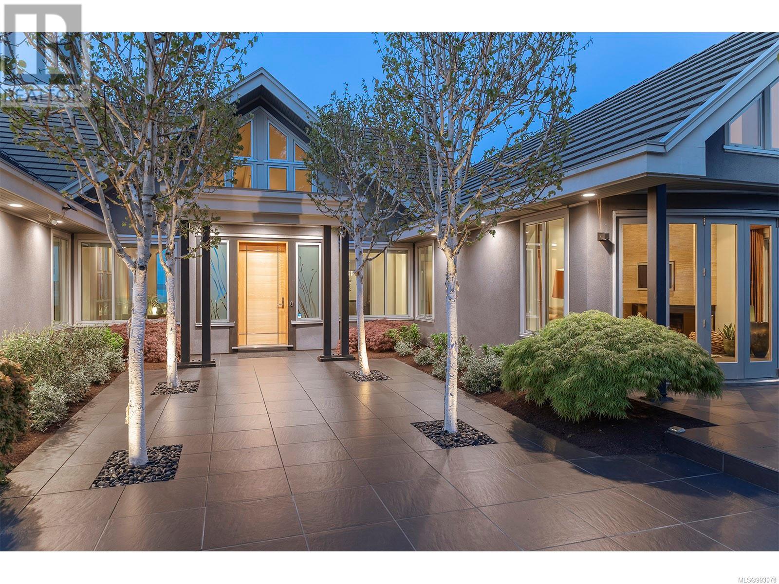 2950 Phyllis St, Saanich