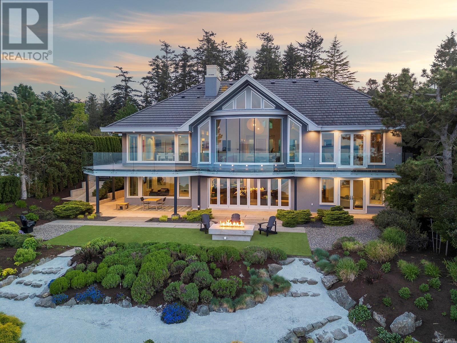 2950 Phyllis St, Saanich