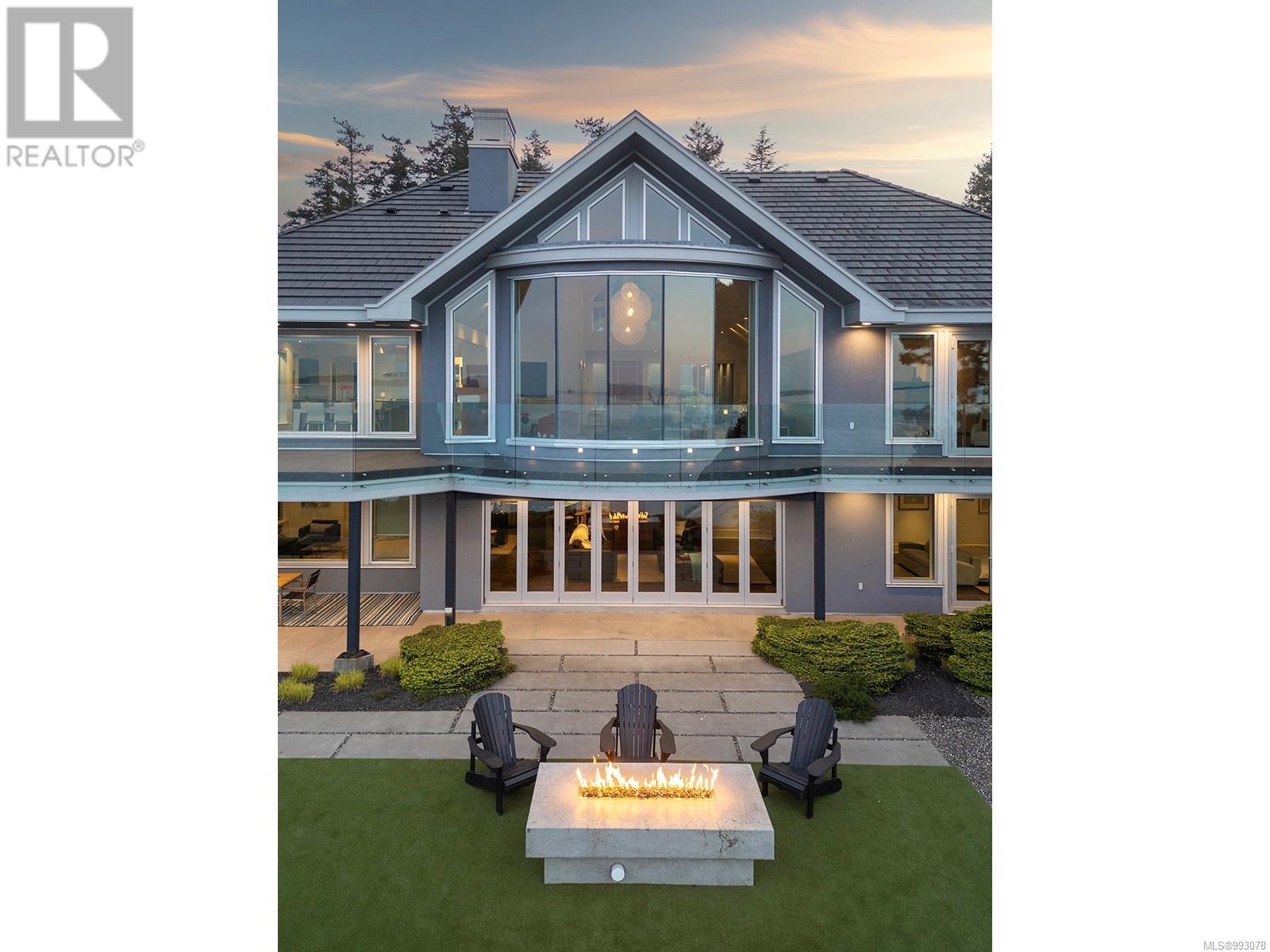 2950 Phyllis St, Saanich