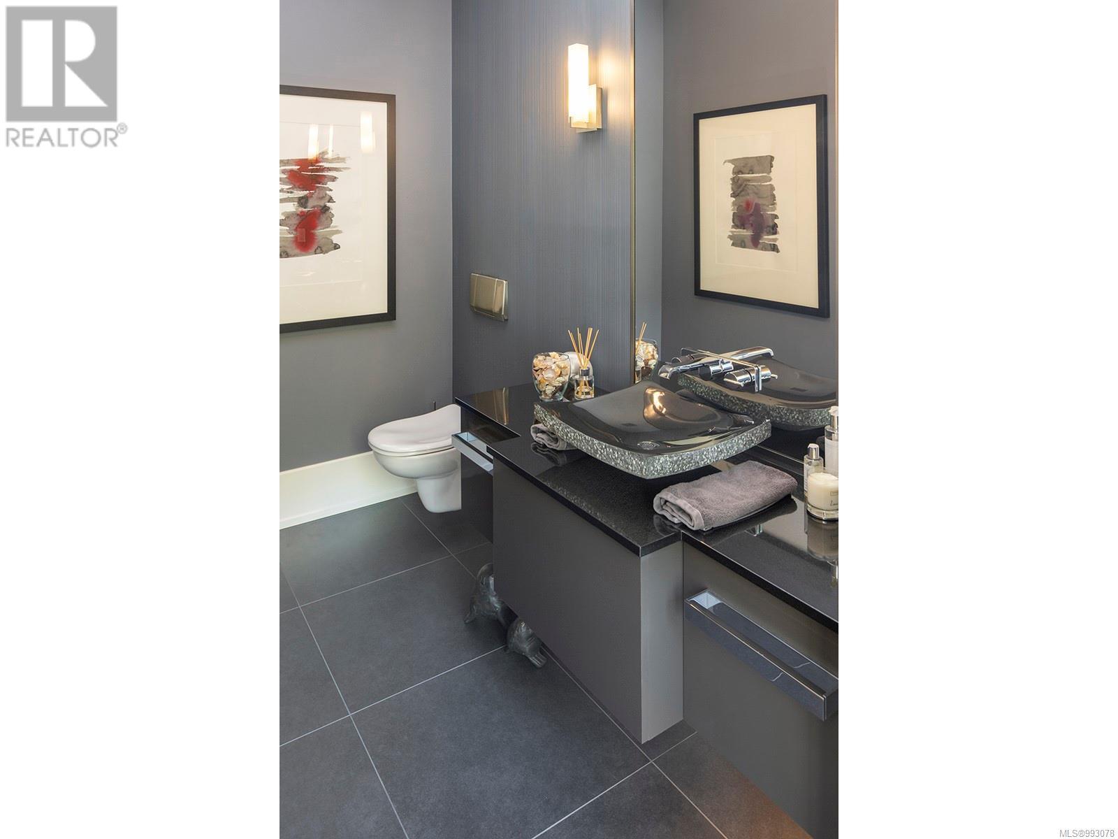 2950 Phyllis St, Saanich